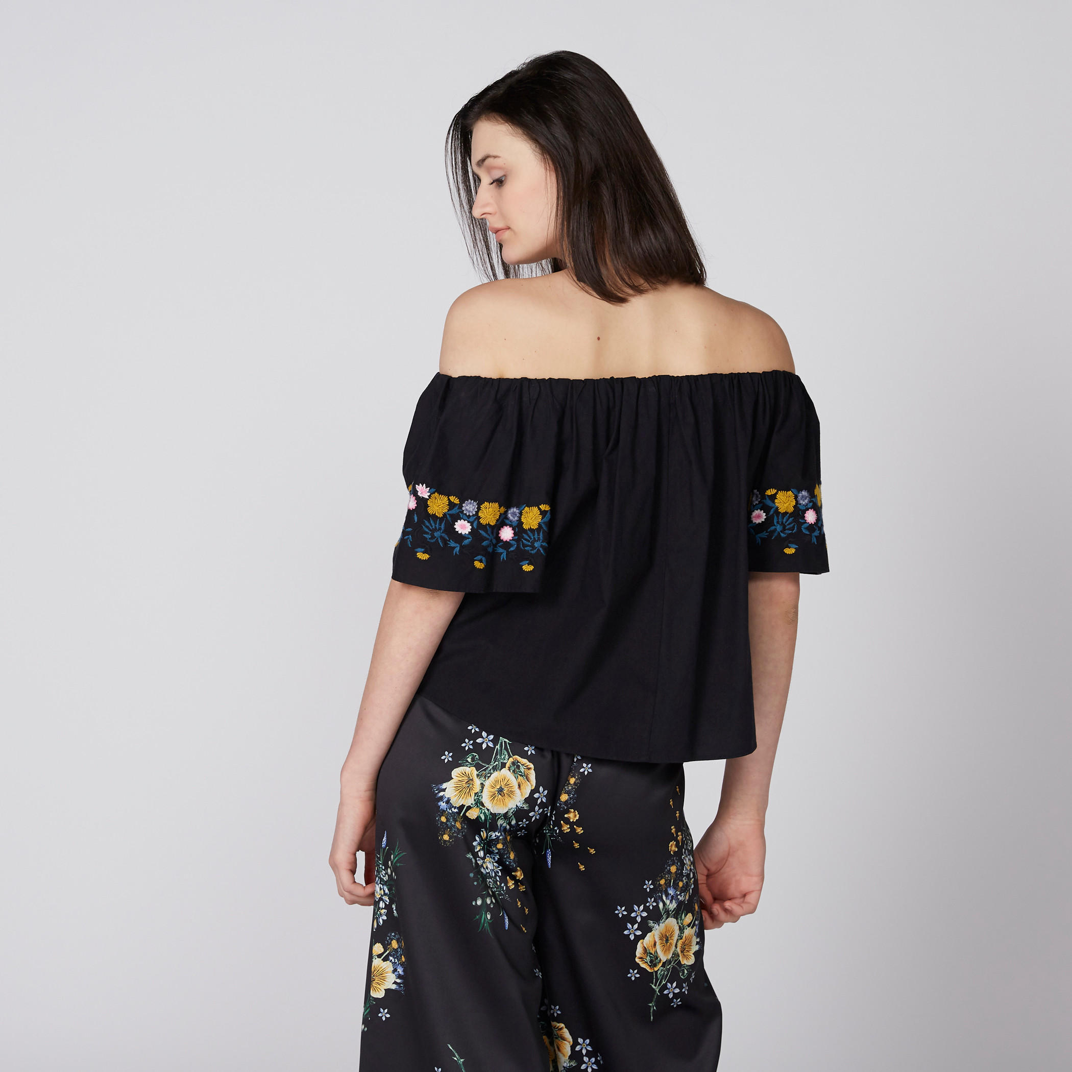 بلوزة قصيرة بأكتاف مكشوفة وأكمام مطرّزة-women-clothing-shirtsandblouses-blouses-image-4