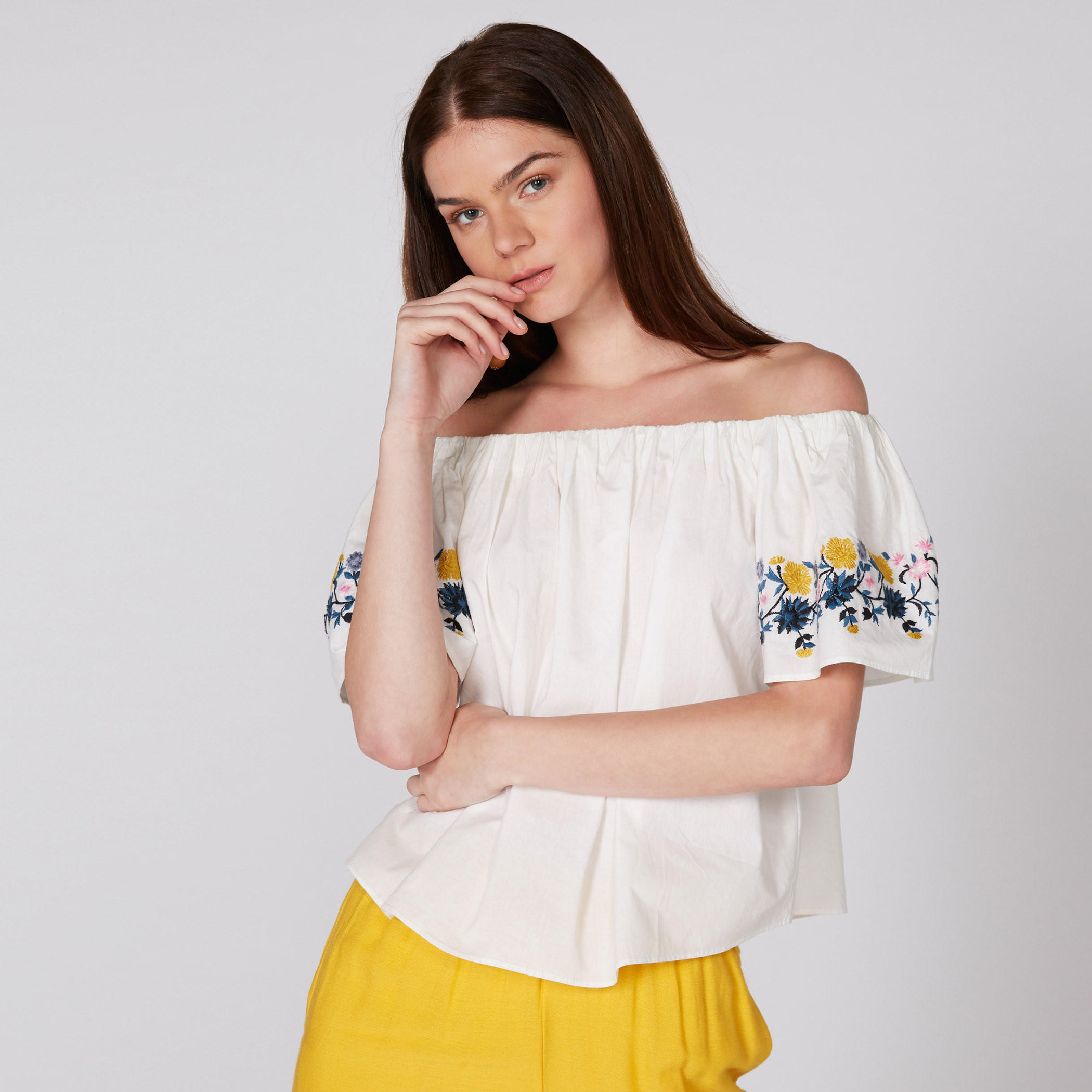 بلوزة مطرّزة بأكمام قصيرة وأكتاف مكشوفة-women-clothing-shirtsandblouses-blouses-image-5