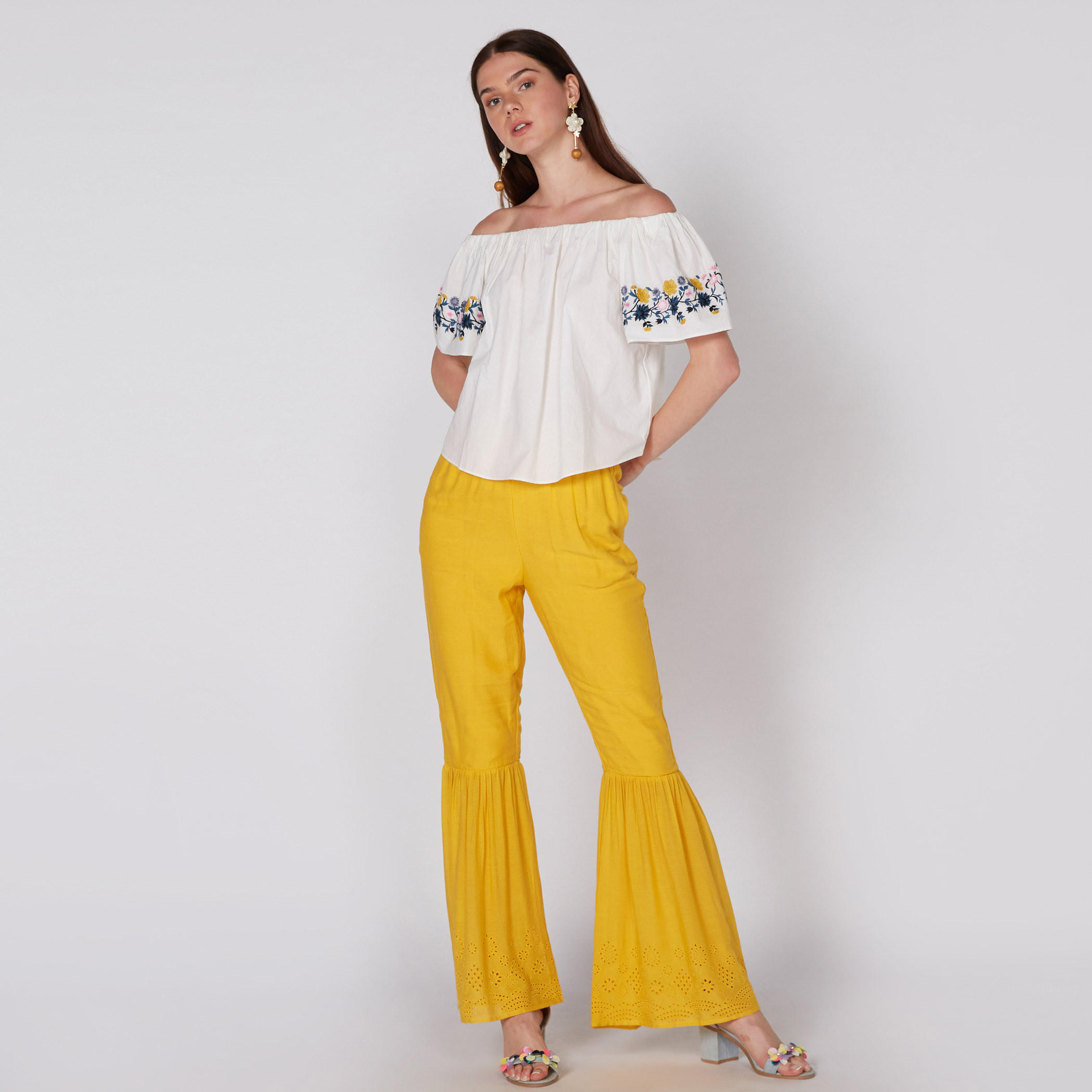 بلوزة مطرّزة بأكمام قصيرة وأكتاف مكشوفة-women-clothing-shirtsandblouses-blouses-image-4