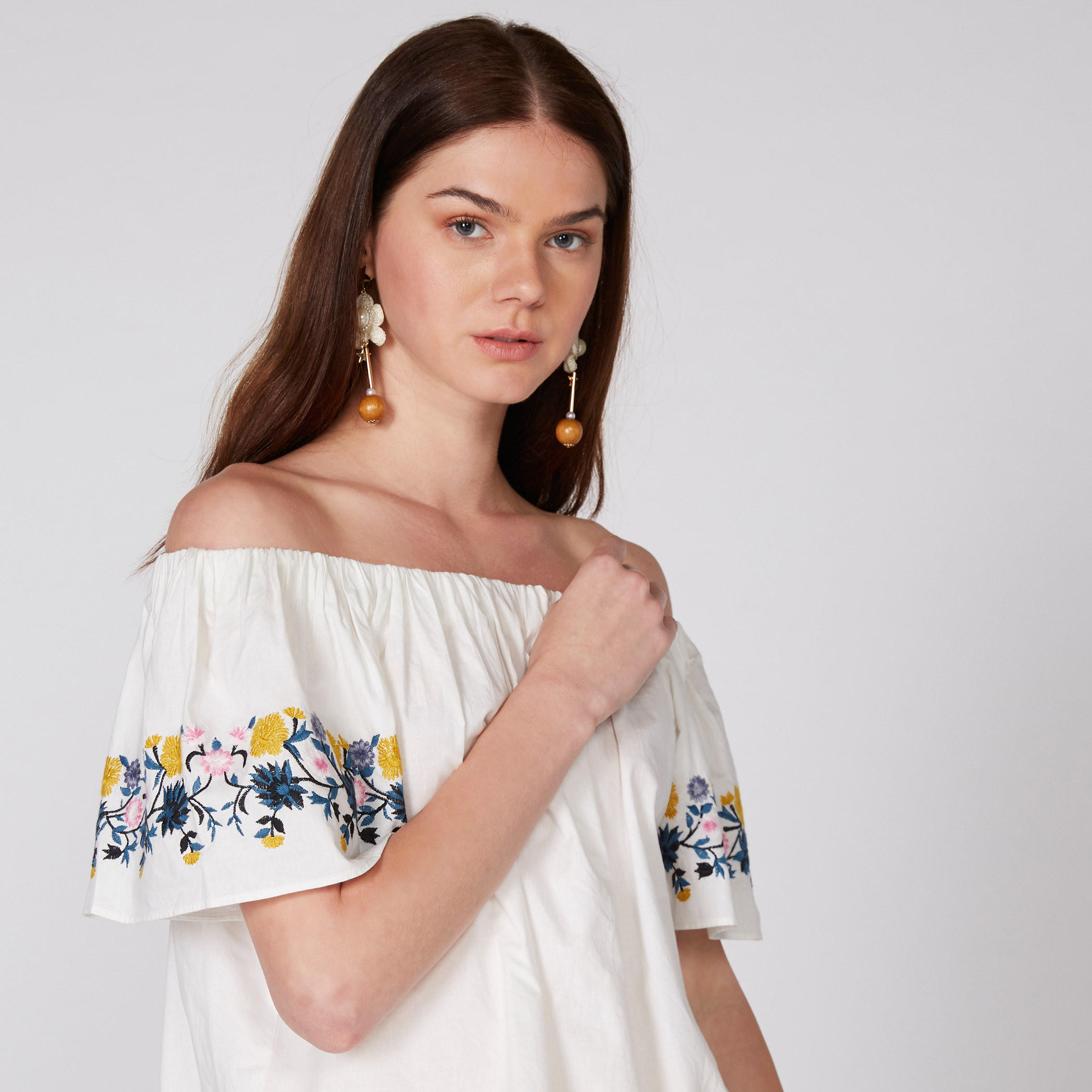 بلوزة مطرّزة بأكمام قصيرة وأكتاف مكشوفة-women-clothing-shirtsandblouses-blouses-image-2