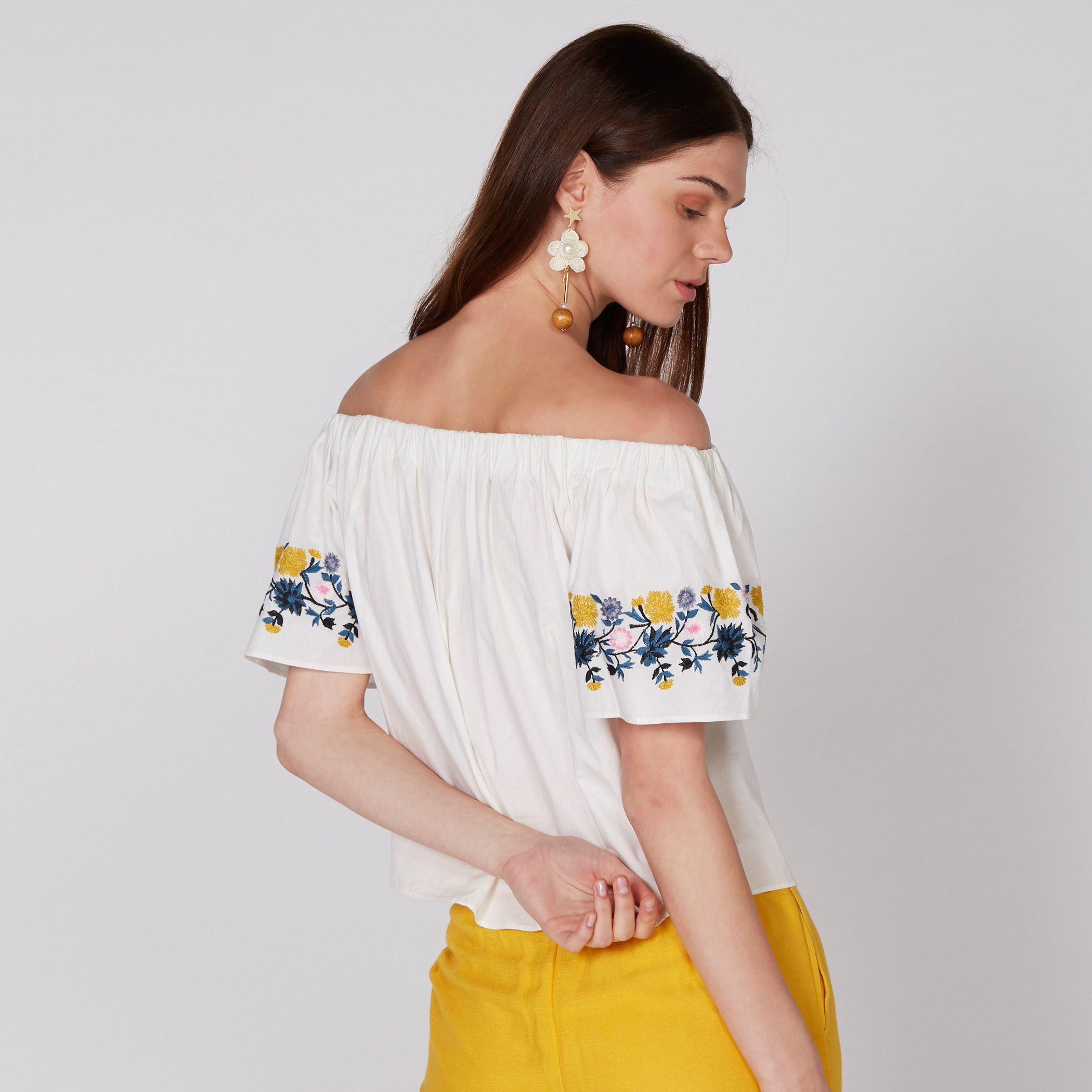 بلوزة مطرّزة بأكمام قصيرة وأكتاف مكشوفة-women-clothing-shirtsandblouses-blouses-image-1