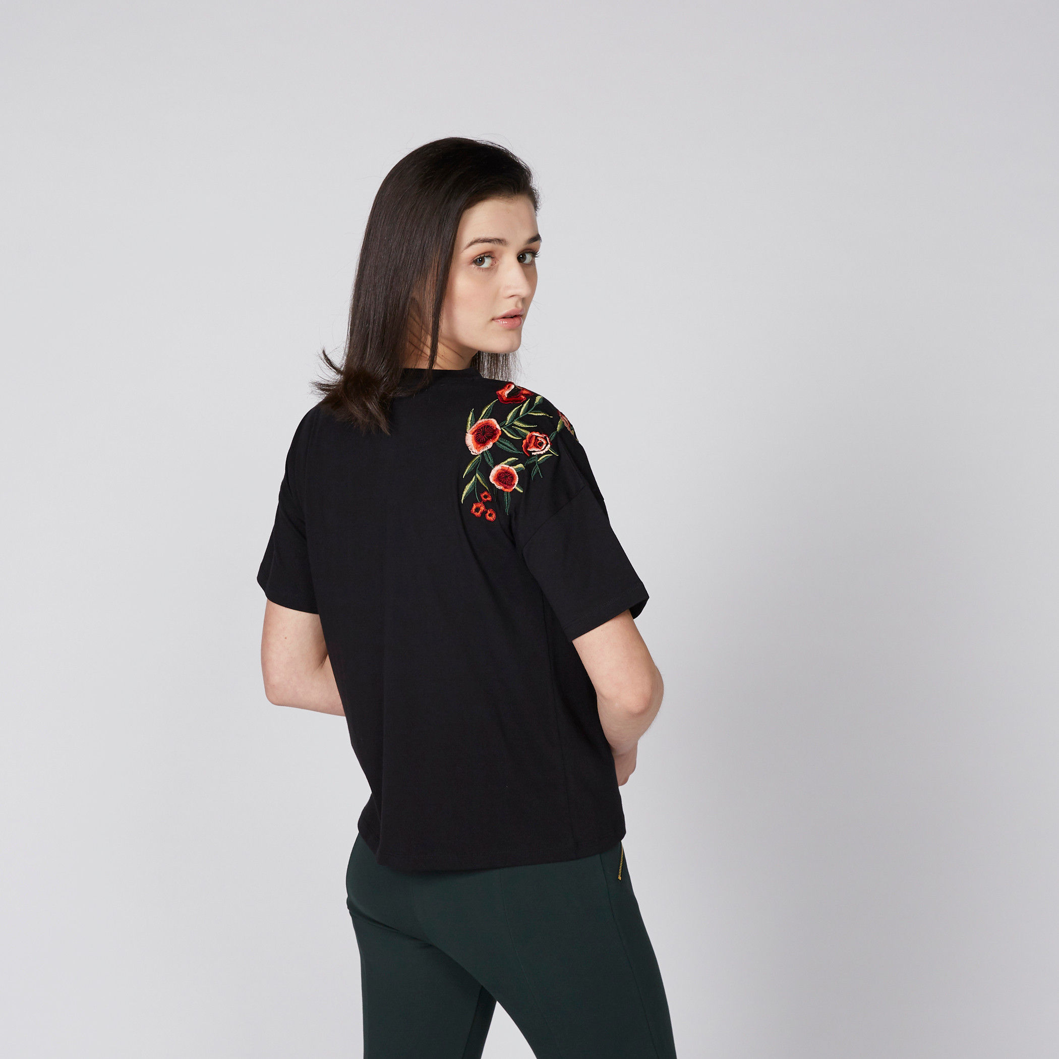تيشيرت مُطرّز بياقة مستديرة وأكمام قصيرة-women-clothing-shirtsandblouses-blouses-image-2