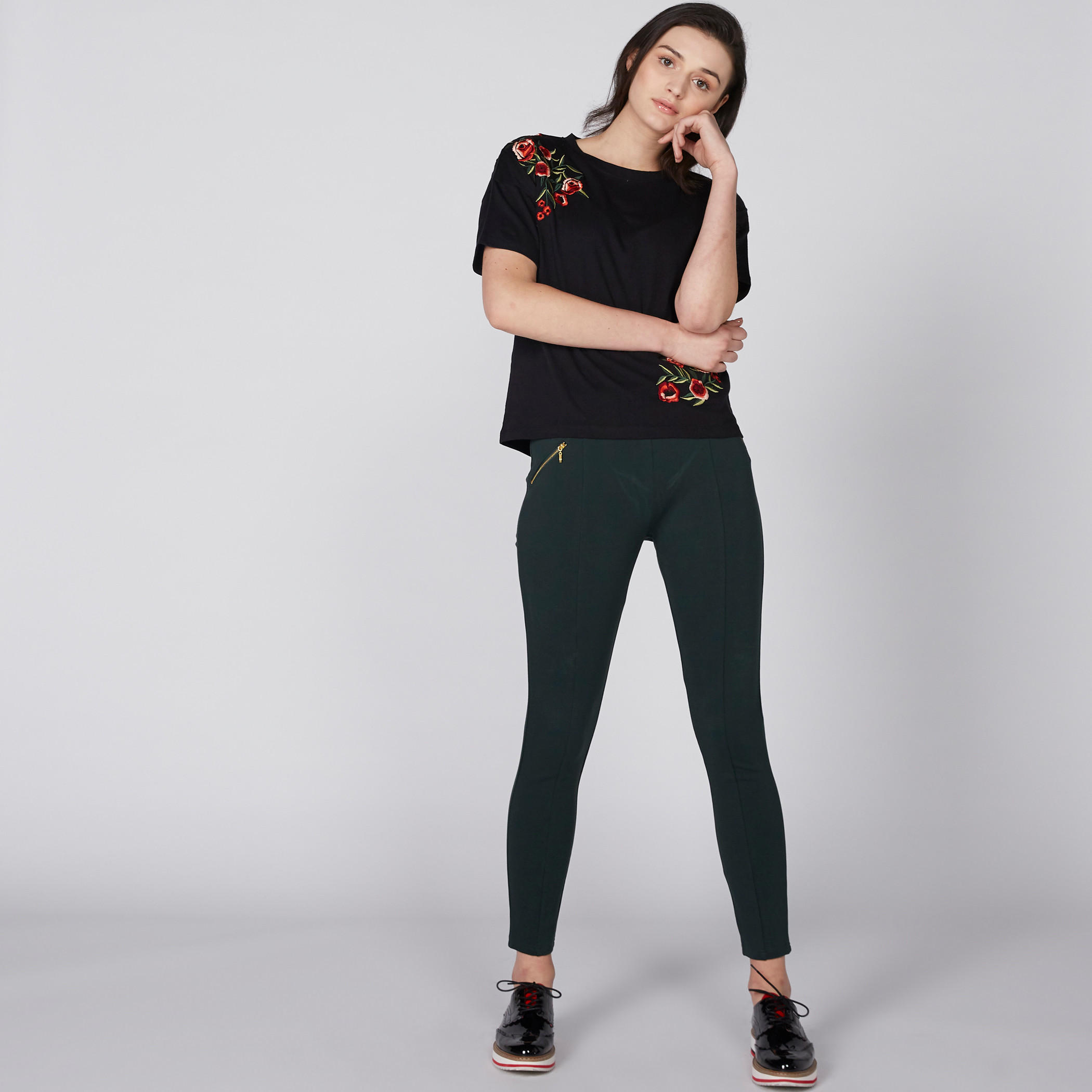 تيشيرت مُطرّز بياقة مستديرة وأكمام قصيرة-women-clothing-shirtsandblouses-blouses-image-3