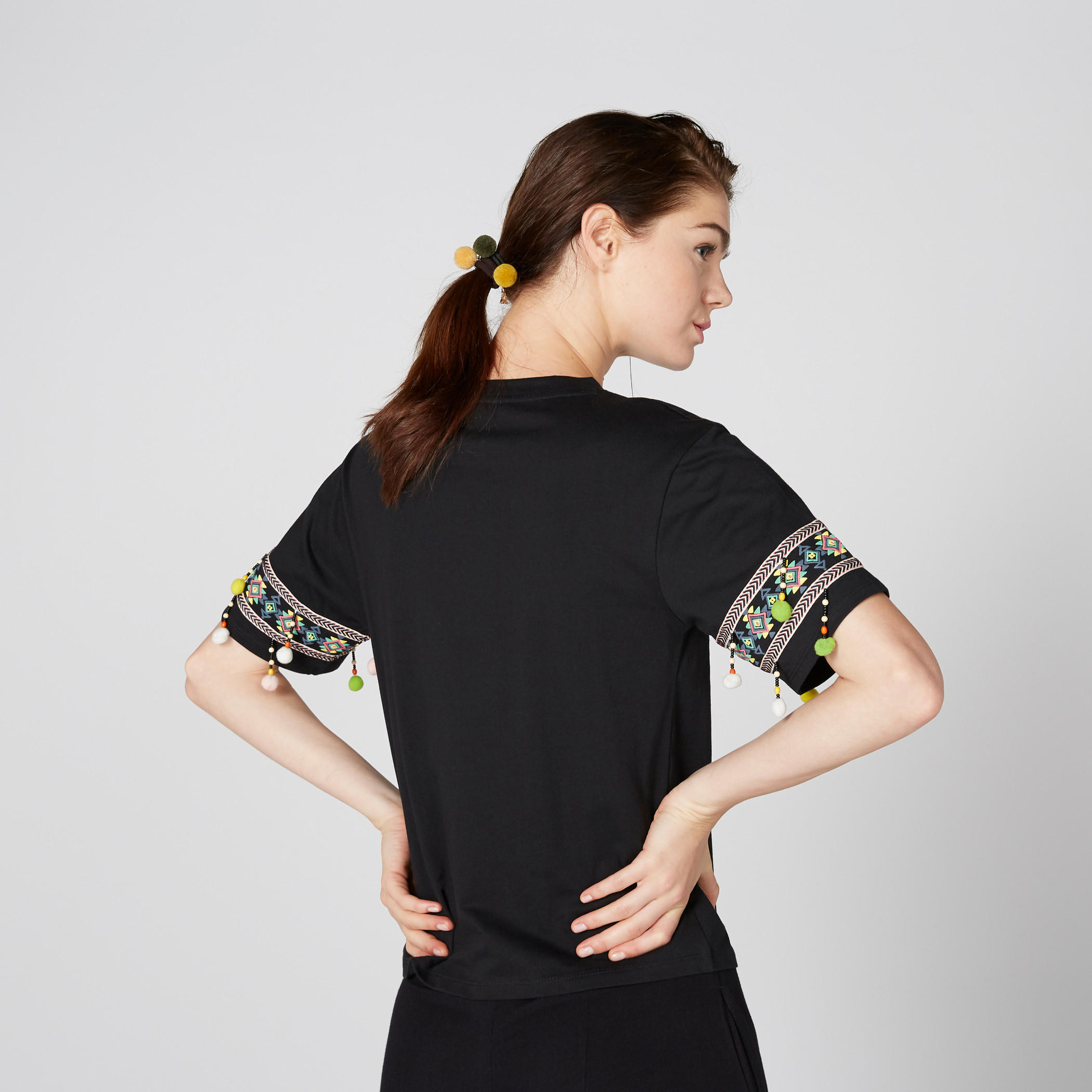 تيشيرت بياقة مستديرة وتفاصيل بوم بوم وطبعات-women-clothing-tshirts-image-2