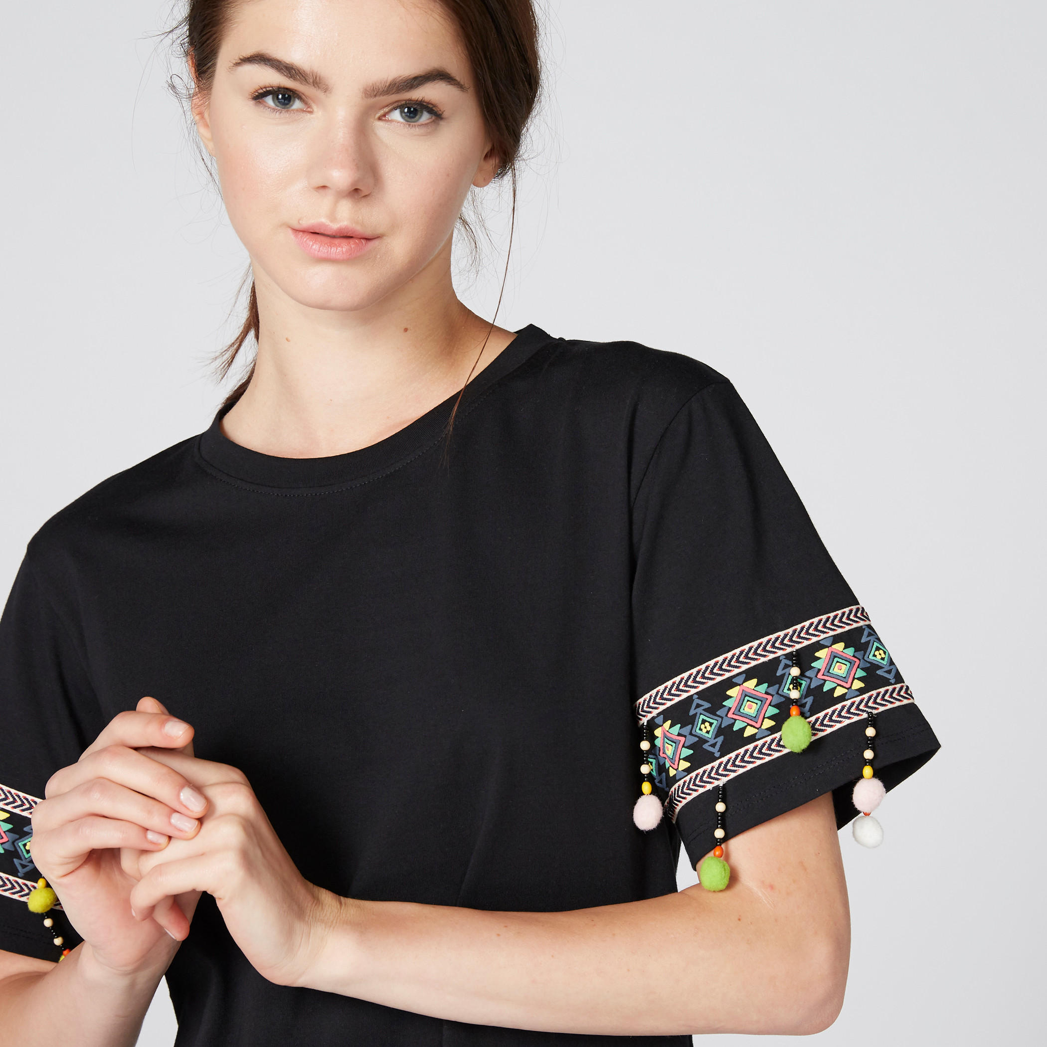 تيشيرت بياقة مستديرة وتفاصيل بوم بوم وطبعات-women-clothing-tshirts-image-3
