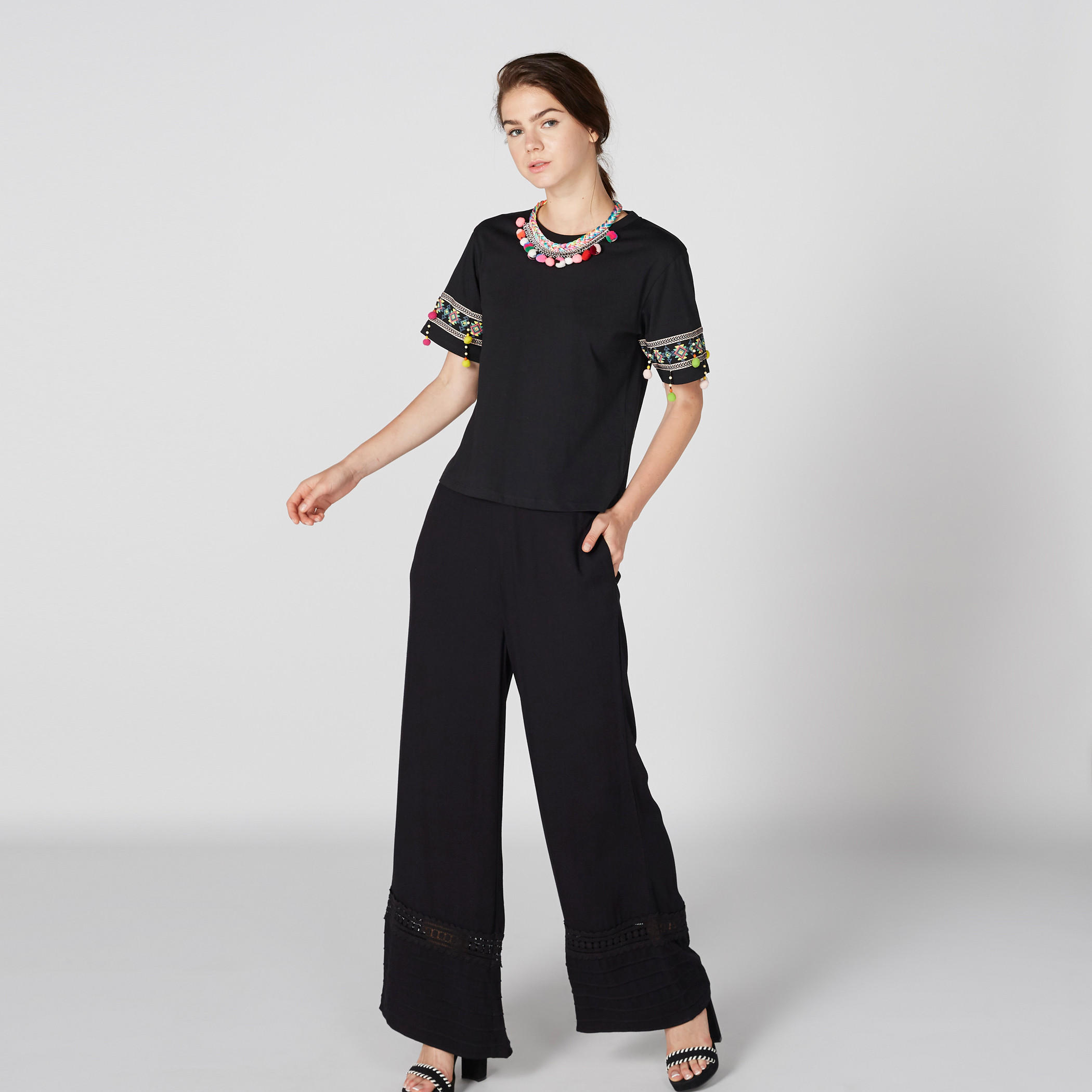 تيشيرت بياقة مستديرة وتفاصيل بوم بوم وطبعات-women-clothing-tshirts-image-4