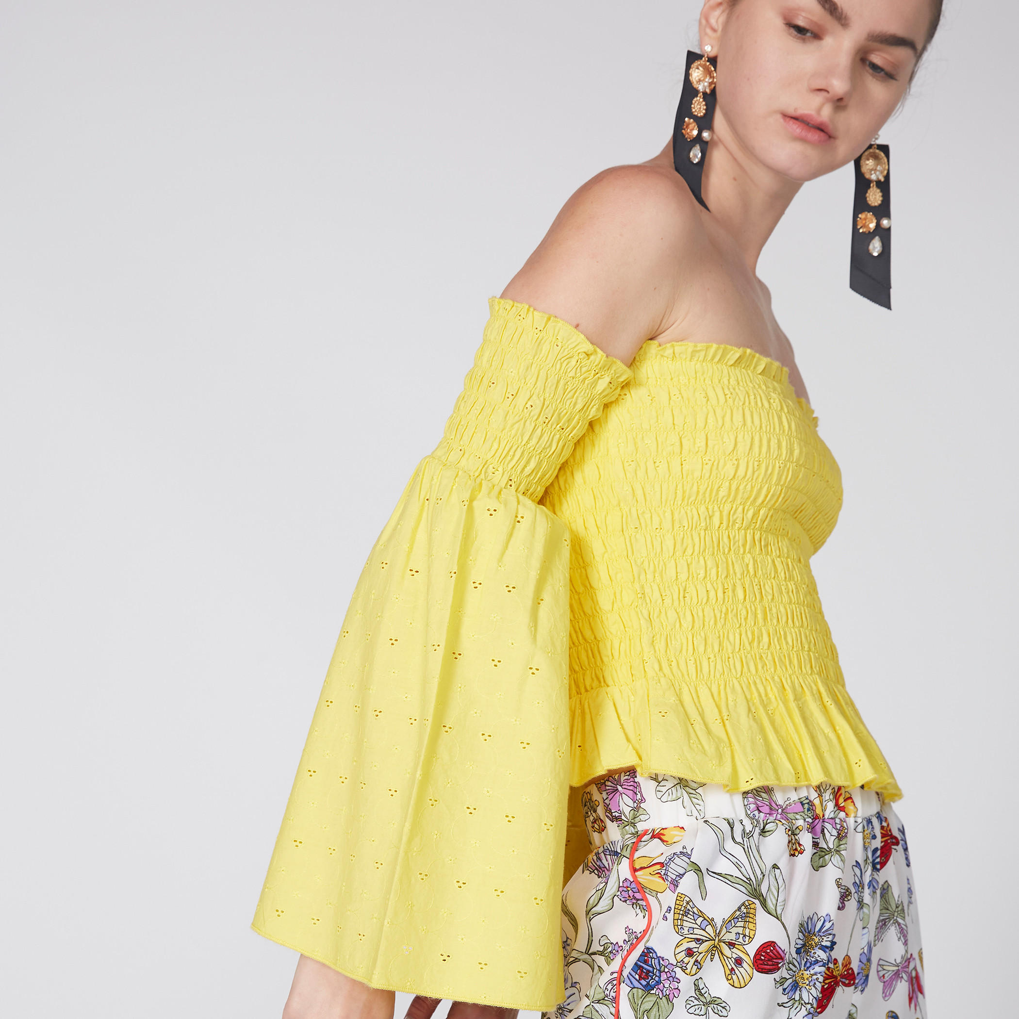 بلوزة شيفلي مكشوفة الأكتاف بتفاصيل مطرّزة-women-clothing-shirtsandblouses-blouses-image-1