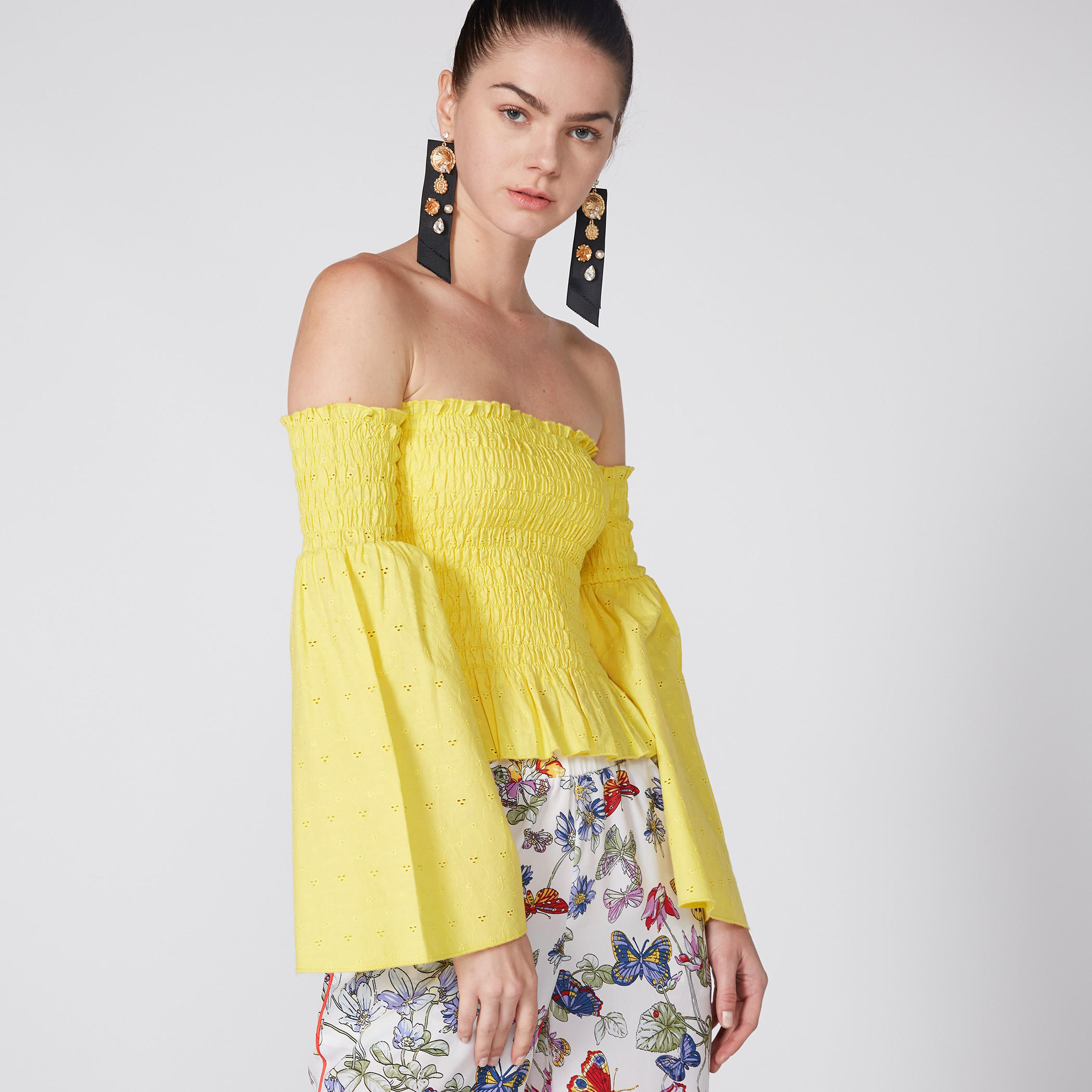 بلوزة شيفلي مكشوفة الأكتاف بتفاصيل مطرّزة-women-clothing-shirtsandblouses-blouses-image-2