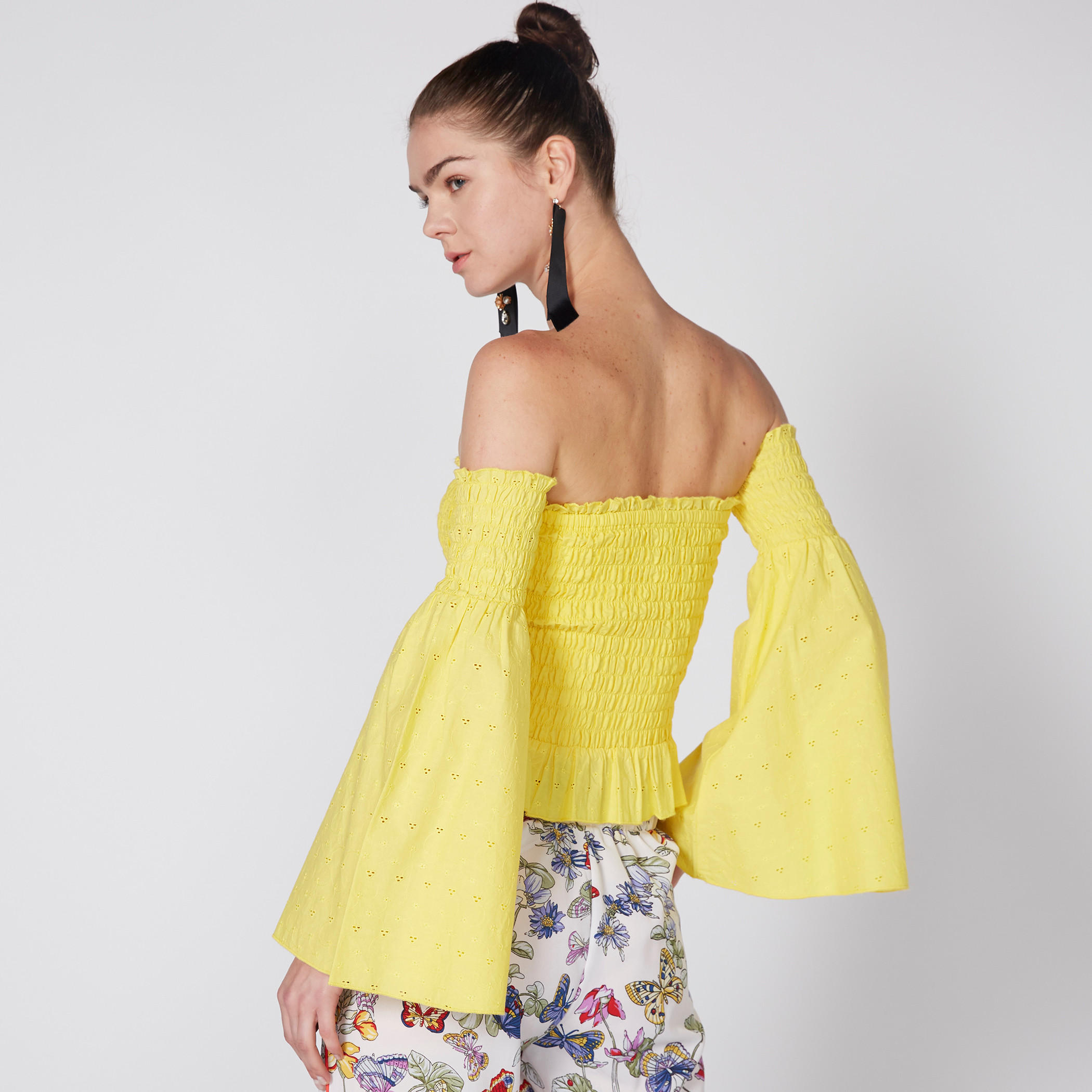 بلوزة شيفلي مكشوفة الأكتاف بتفاصيل مطرّزة-women-clothing-shirtsandblouses-blouses-image-3
