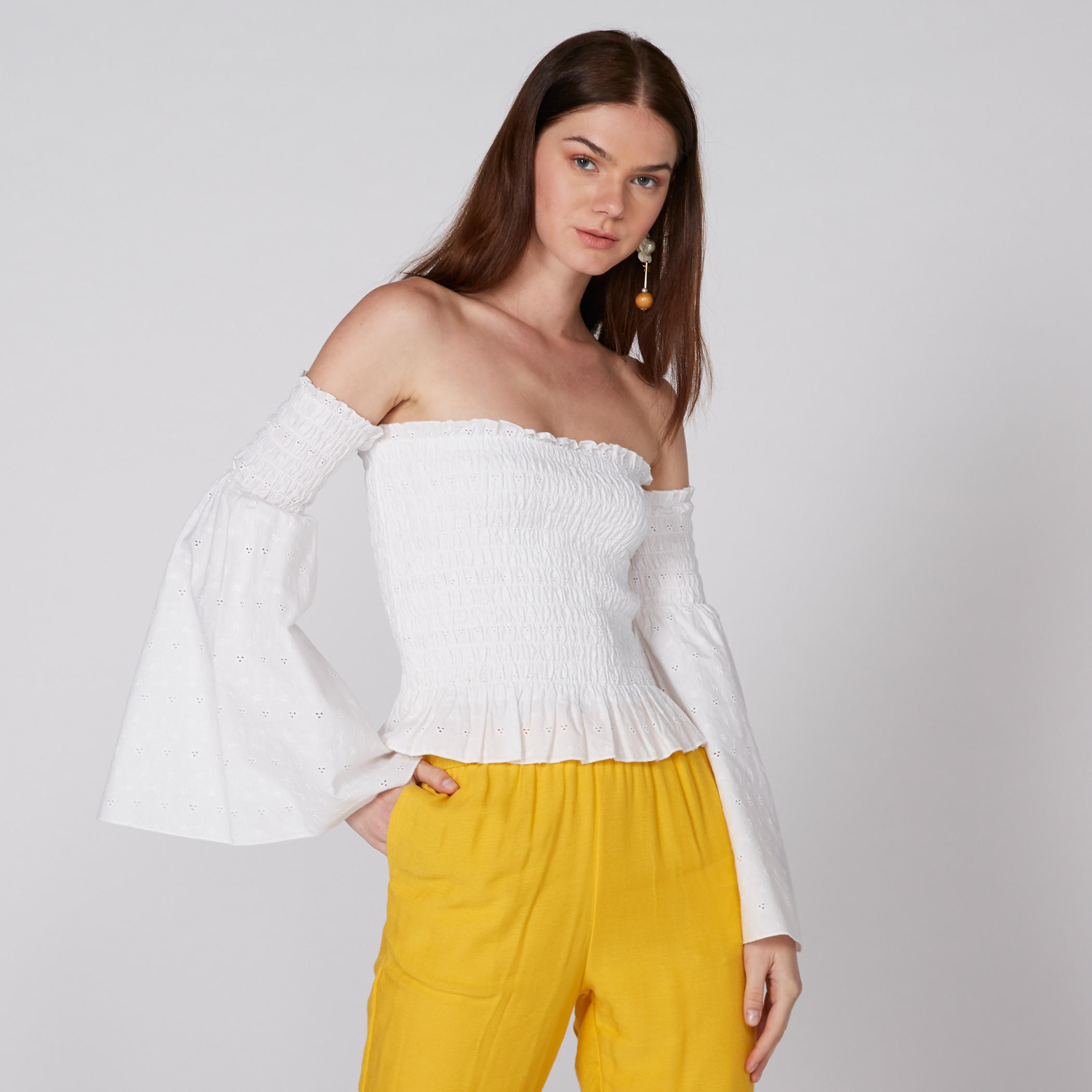 بلوزة بأكتاف مكشوفة وأكمام واسعة وتفاصيل شيفلي-women-clothing-shirtsandblouses-blouses-image-1