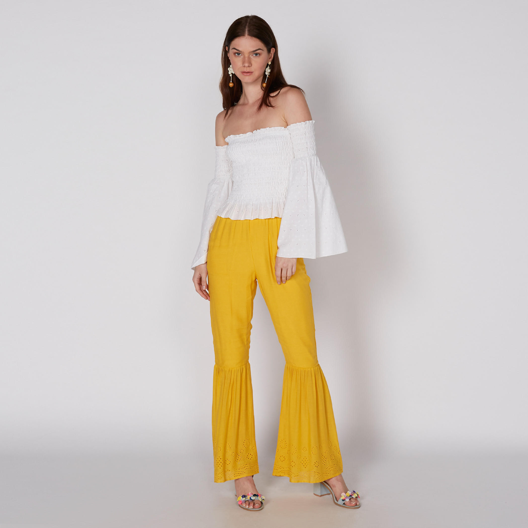 بلوزة بأكتاف مكشوفة وأكمام واسعة وتفاصيل شيفلي-women-clothing-shirtsandblouses-blouses-image-2