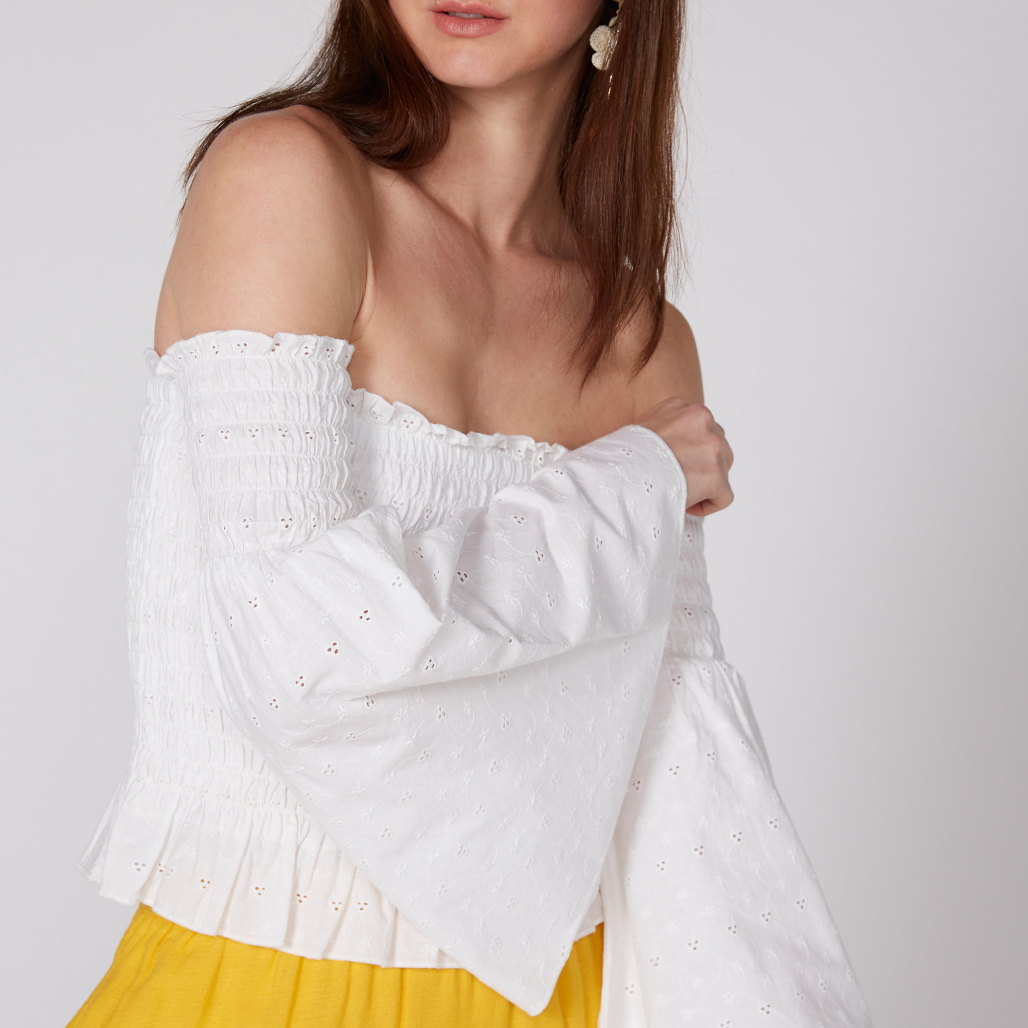 بلوزة بأكتاف مكشوفة وأكمام واسعة وتفاصيل شيفلي-women-clothing-shirtsandblouses-blouses-image-3
