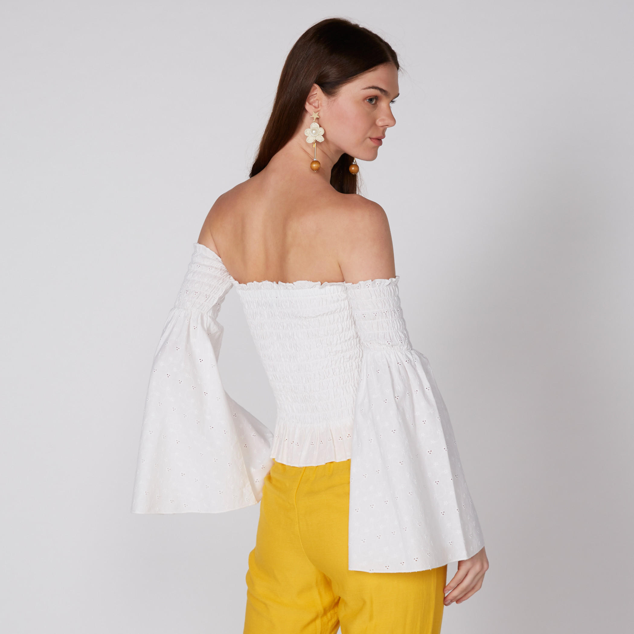 بلوزة بأكتاف مكشوفة وأكمام واسعة وتفاصيل شيفلي-women-clothing-shirtsandblouses-blouses-image-4