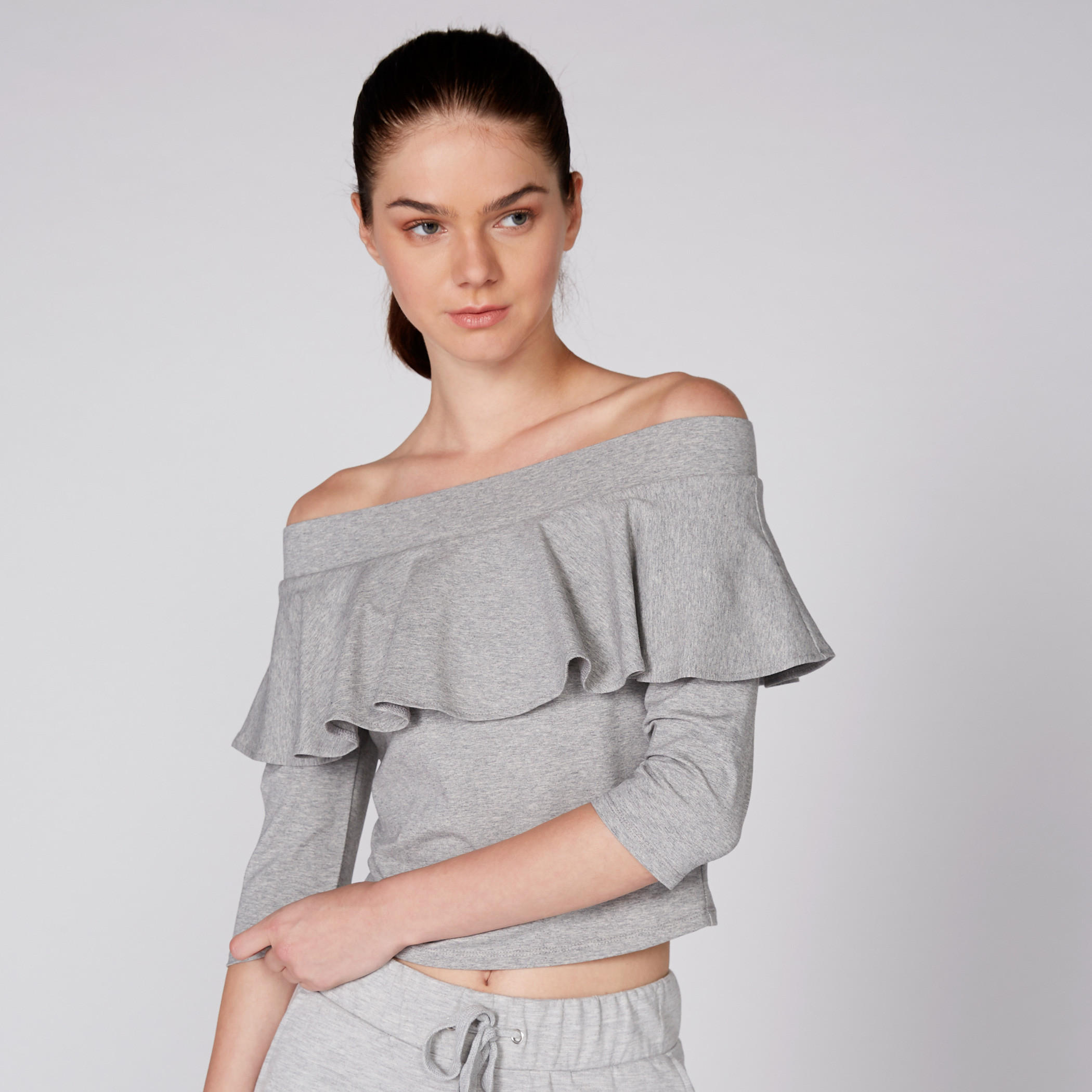 بلوزة بأكتاف مكشوفة وأكمام 3/4 بطبعات وكشكش-women-clothing-shirtsandblouses-blouses-image-1