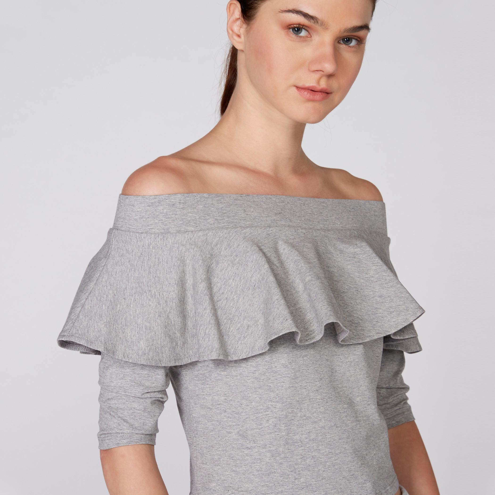 بلوزة بأكتاف مكشوفة وأكمام 3/4 بطبعات وكشكش-women-clothing-shirtsandblouses-blouses-image-3