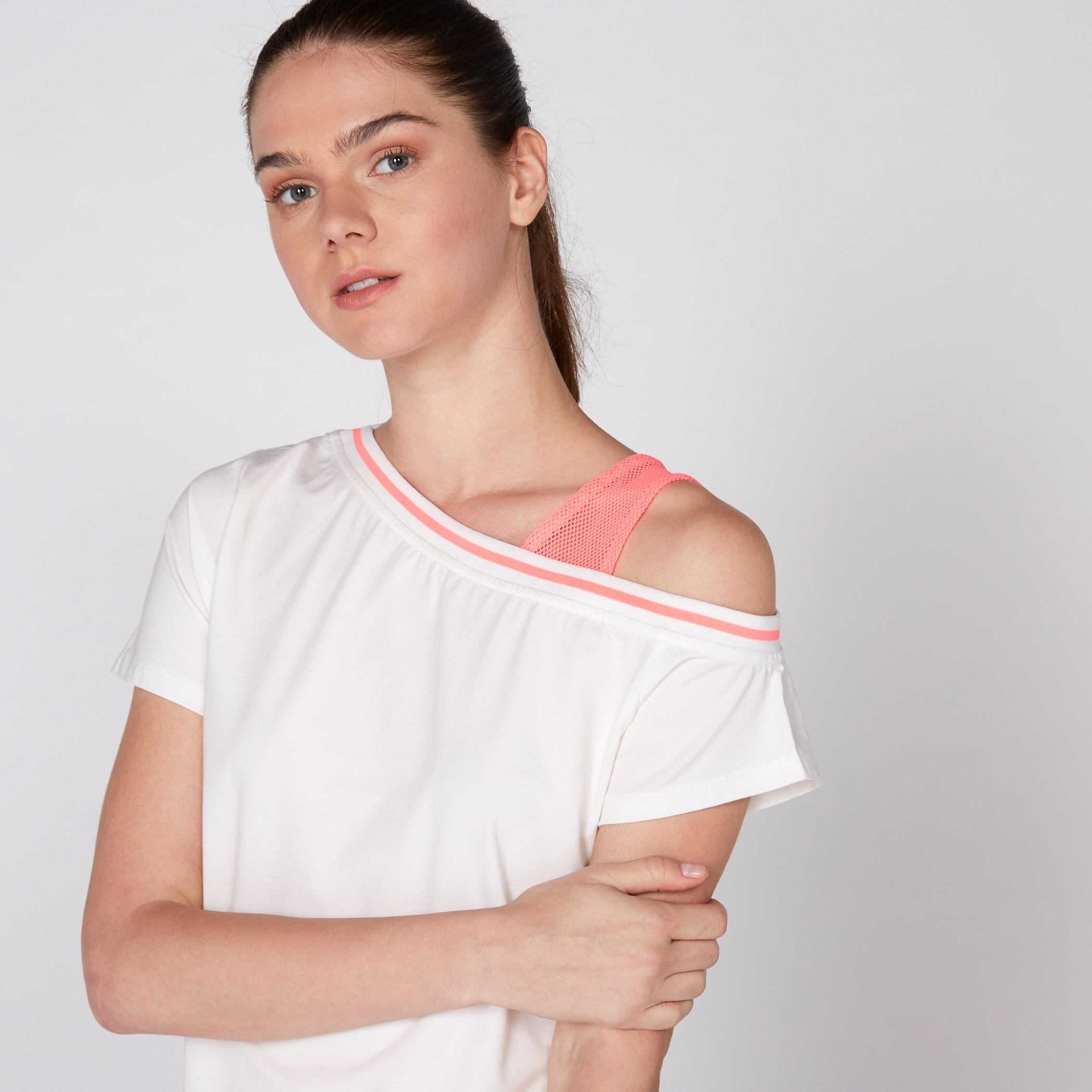 بلوزة بكتف واحد وأكمام قصيرة مع تفاصيل شبكية-women-clothing-shirtsandblouses-blouses-image-1