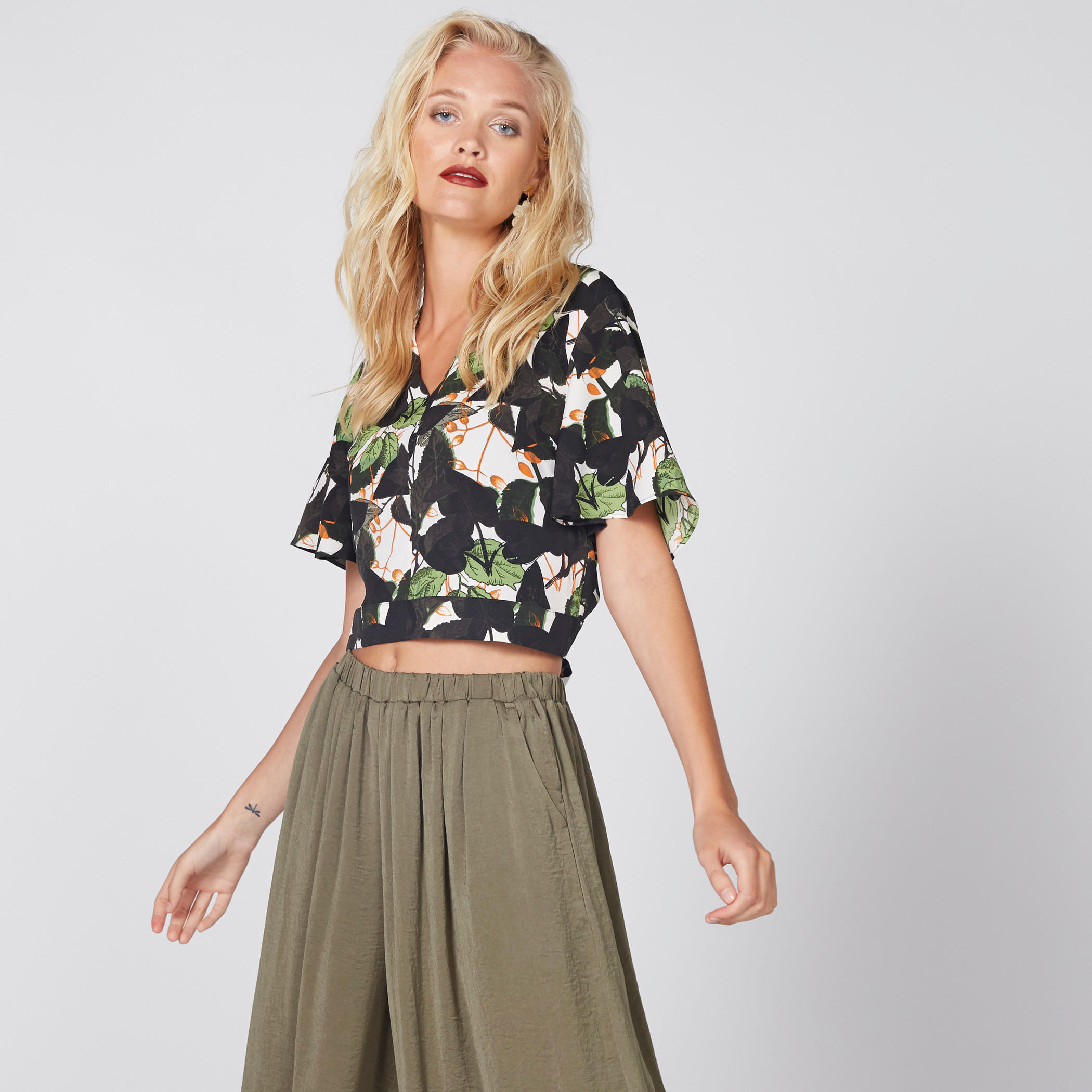 بلوزة قصيرة بياقة V ورباط وطبعات-women-clothing-shirtsandblouses-blouses-image-1