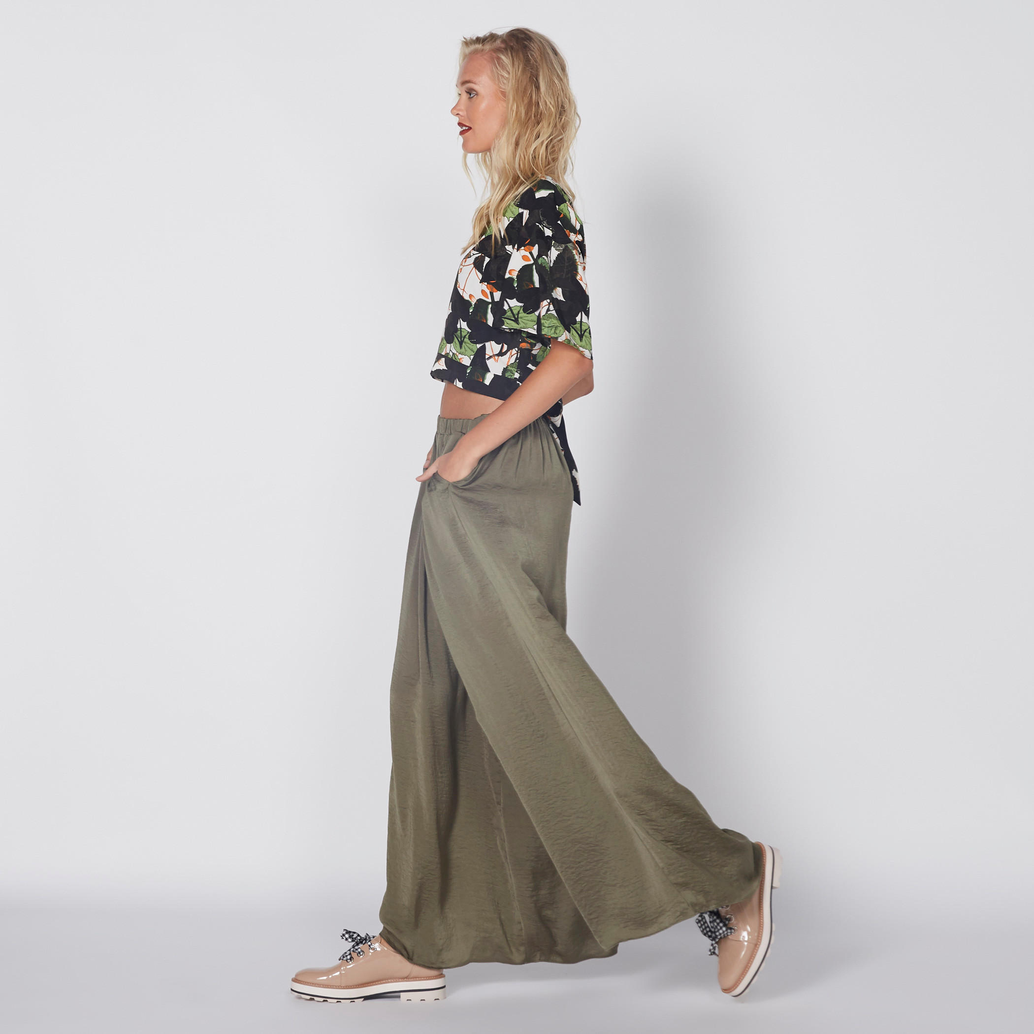 بلوزة قصيرة بياقة V ورباط وطبعات-women-clothing-shirtsandblouses-blouses-image-2