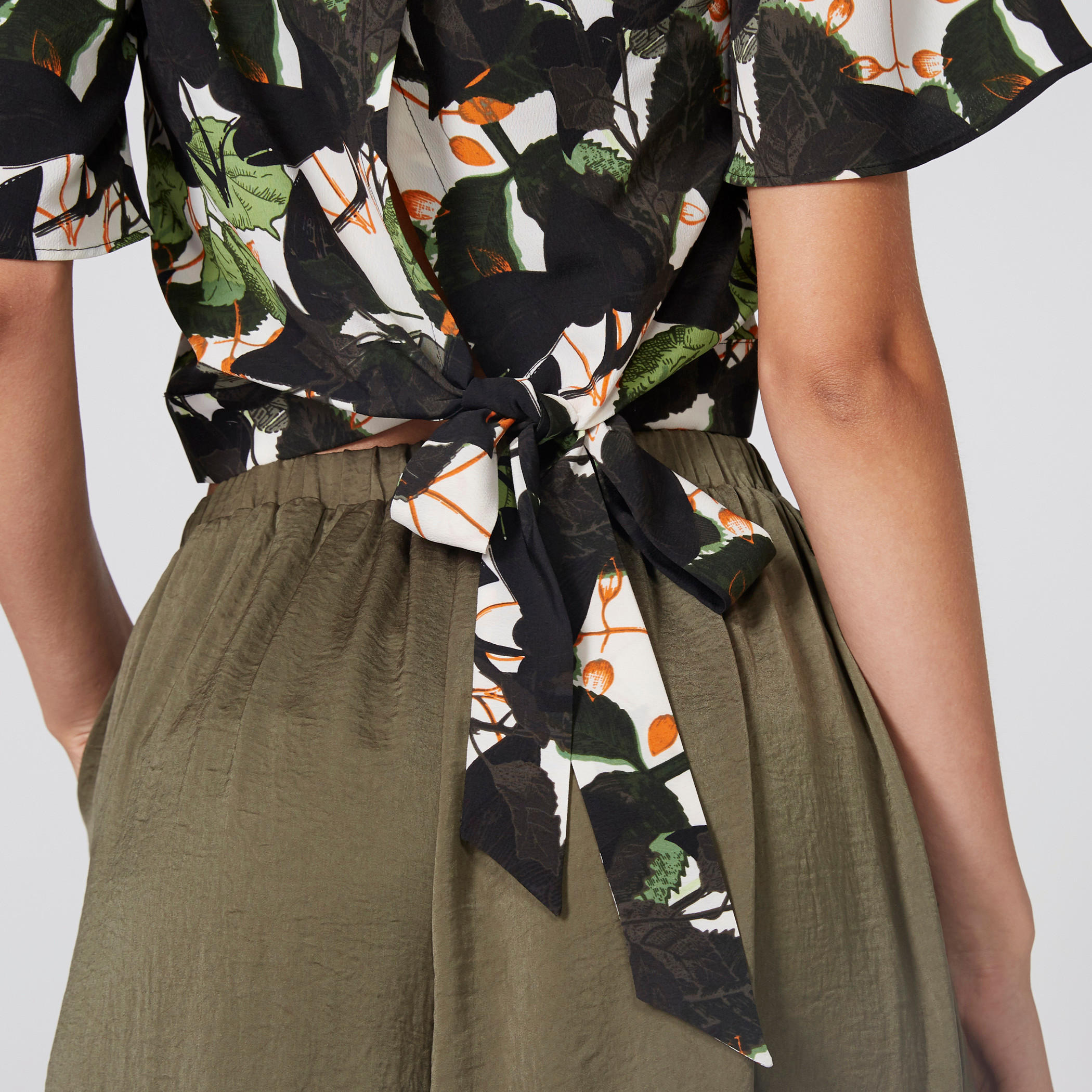 بلوزة قصيرة بياقة V ورباط وطبعات-women-clothing-shirtsandblouses-blouses-image-3