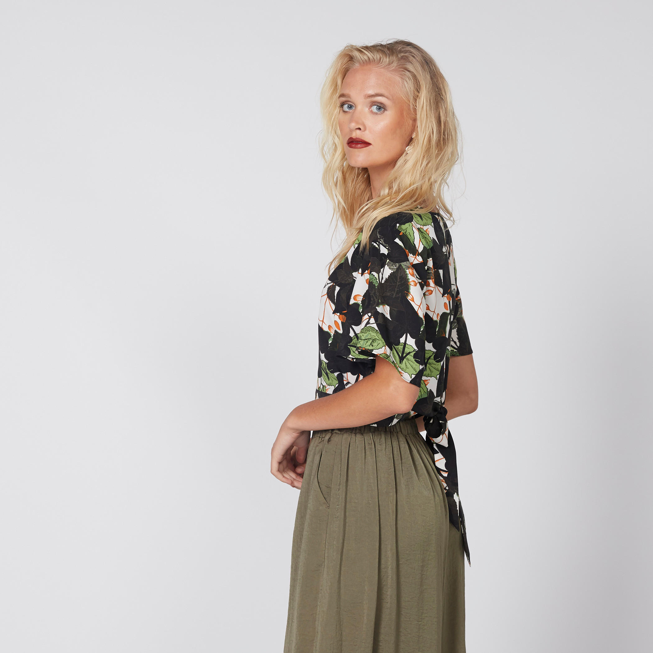 بلوزة قصيرة بياقة V ورباط وطبعات-women-clothing-shirtsandblouses-blouses-image-4