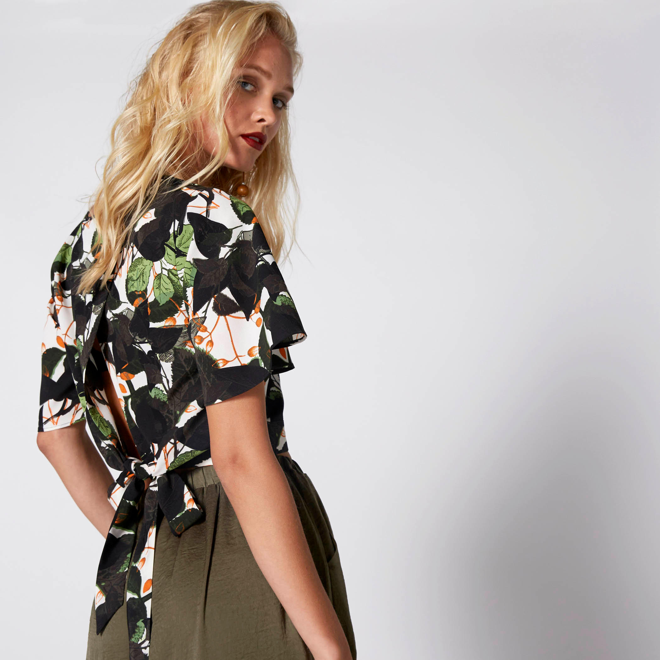 بلوزة قصيرة بياقة V ورباط وطبعات-women-clothing-shirtsandblouses-blouses-image-5