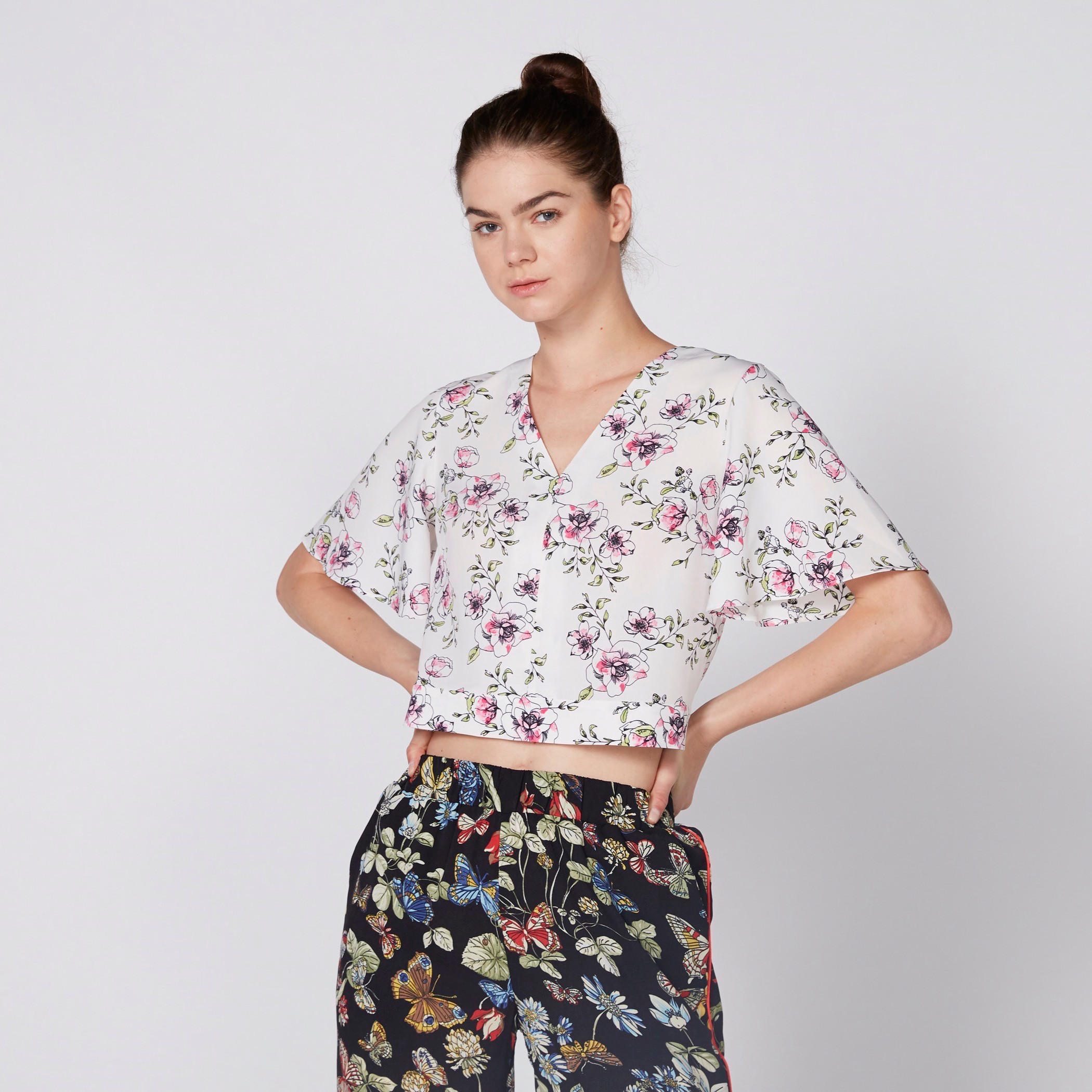 بلوزة قصيرة بياقة V ورباط وطبعات-women-clothing-shirtsandblouses-blouses-image-1