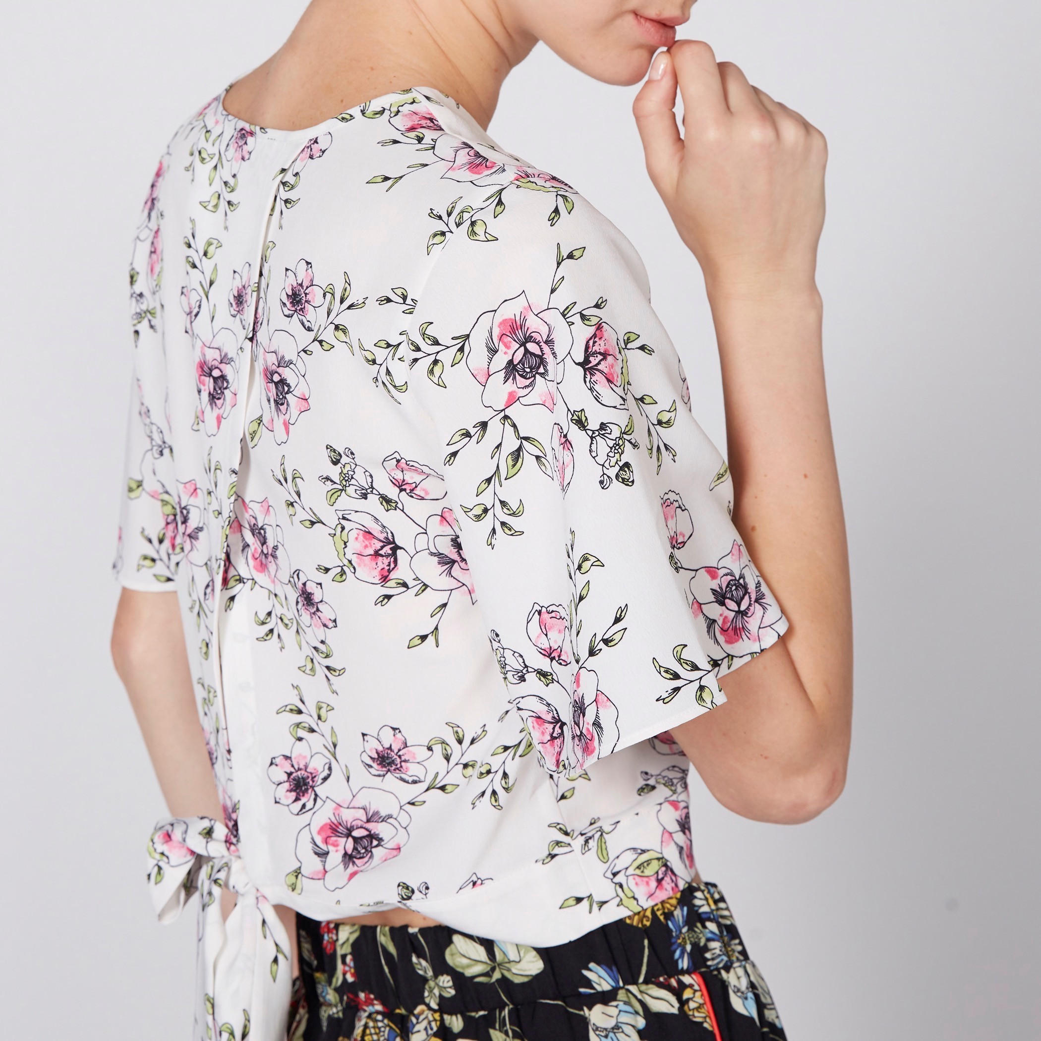 بلوزة قصيرة بياقة V ورباط وطبعات-women-clothing-shirtsandblouses-blouses-image-2