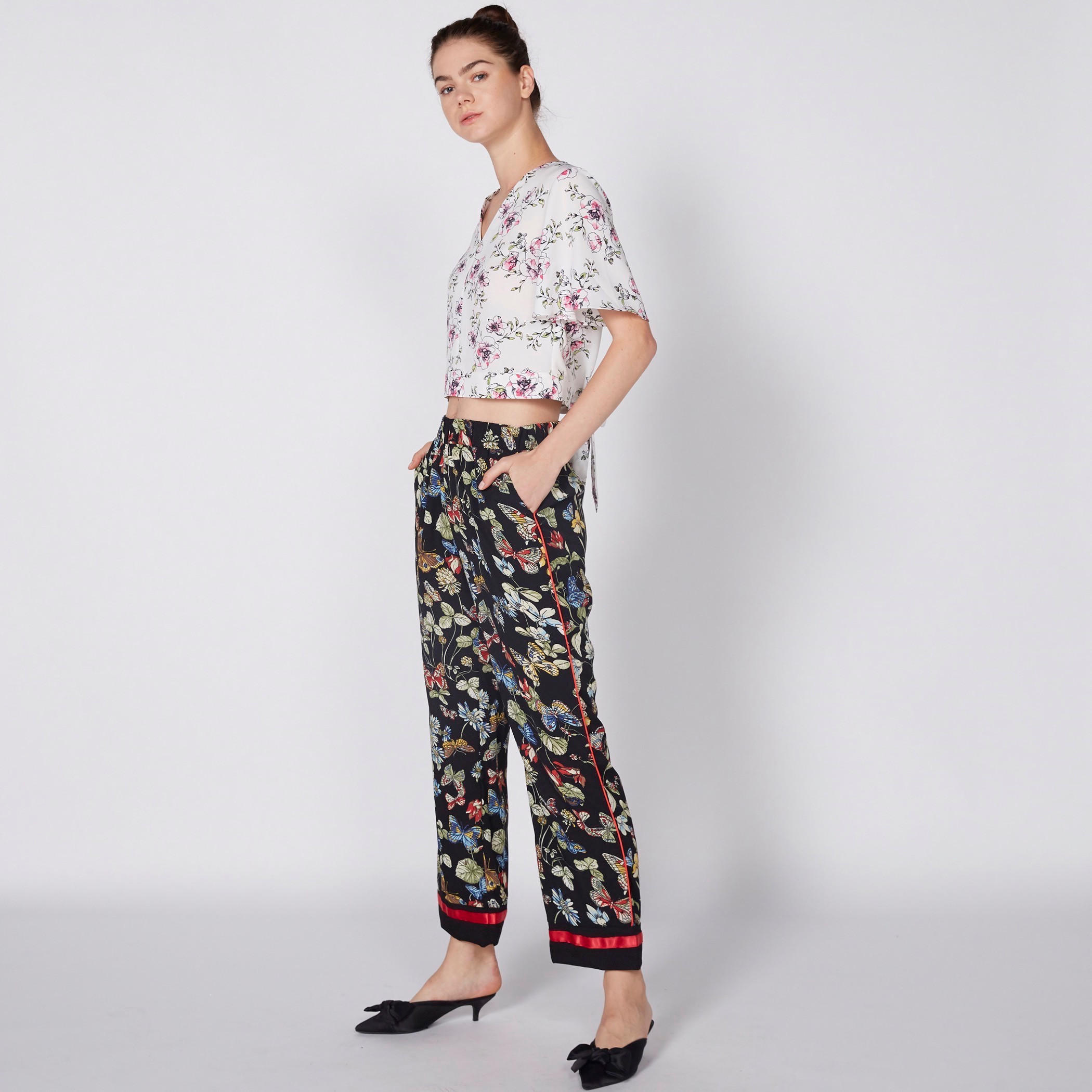بلوزة قصيرة بياقة V ورباط وطبعات-women-clothing-shirtsandblouses-blouses-image-3