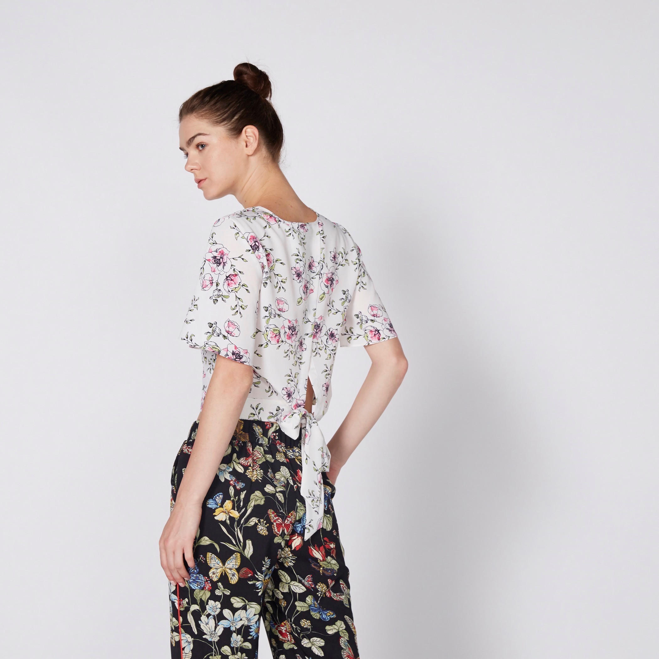 بلوزة قصيرة بياقة V ورباط وطبعات-women-clothing-shirtsandblouses-blouses-image-4