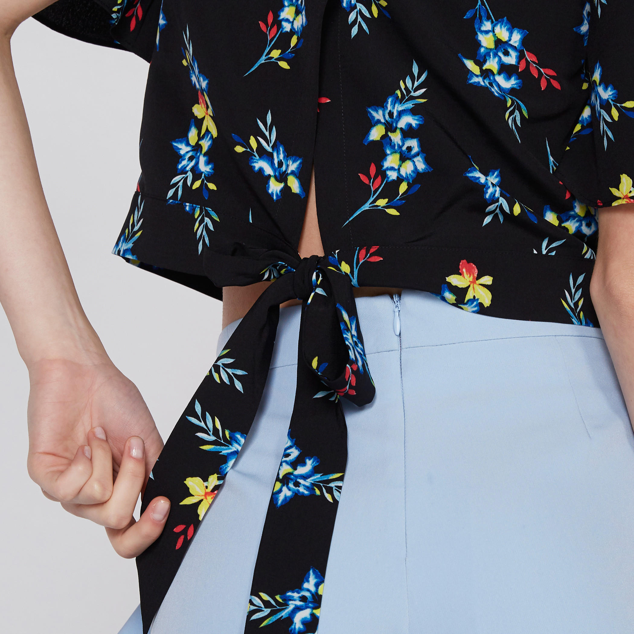 بلوزة قصيرة بياقة V ورباط إغلاق مع طبعات-women-clothing-shirtsandblouses-blouses-image-2