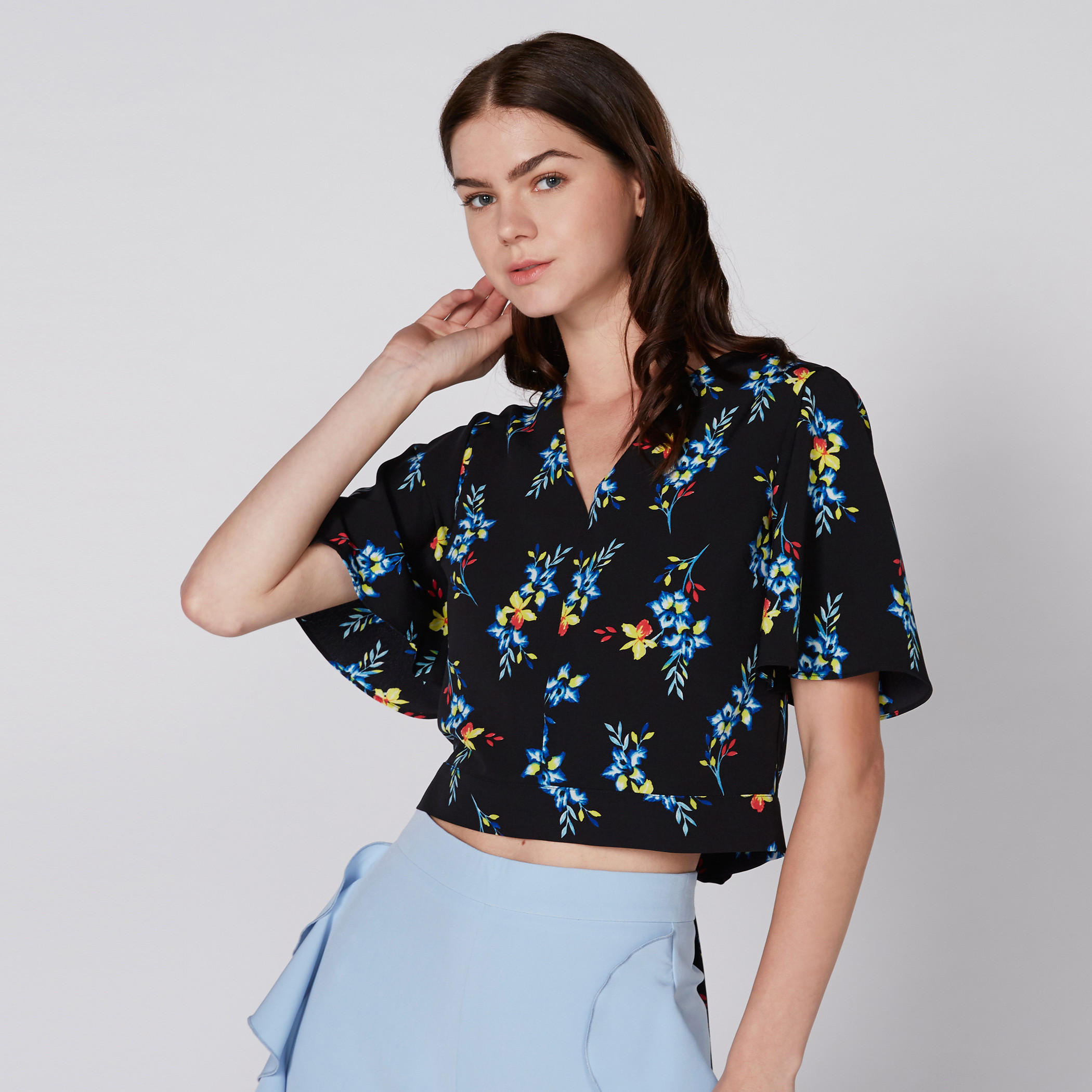 بلوزة قصيرة بياقة V ورباط إغلاق مع طبعات-women-clothing-shirtsandblouses-blouses-image-3