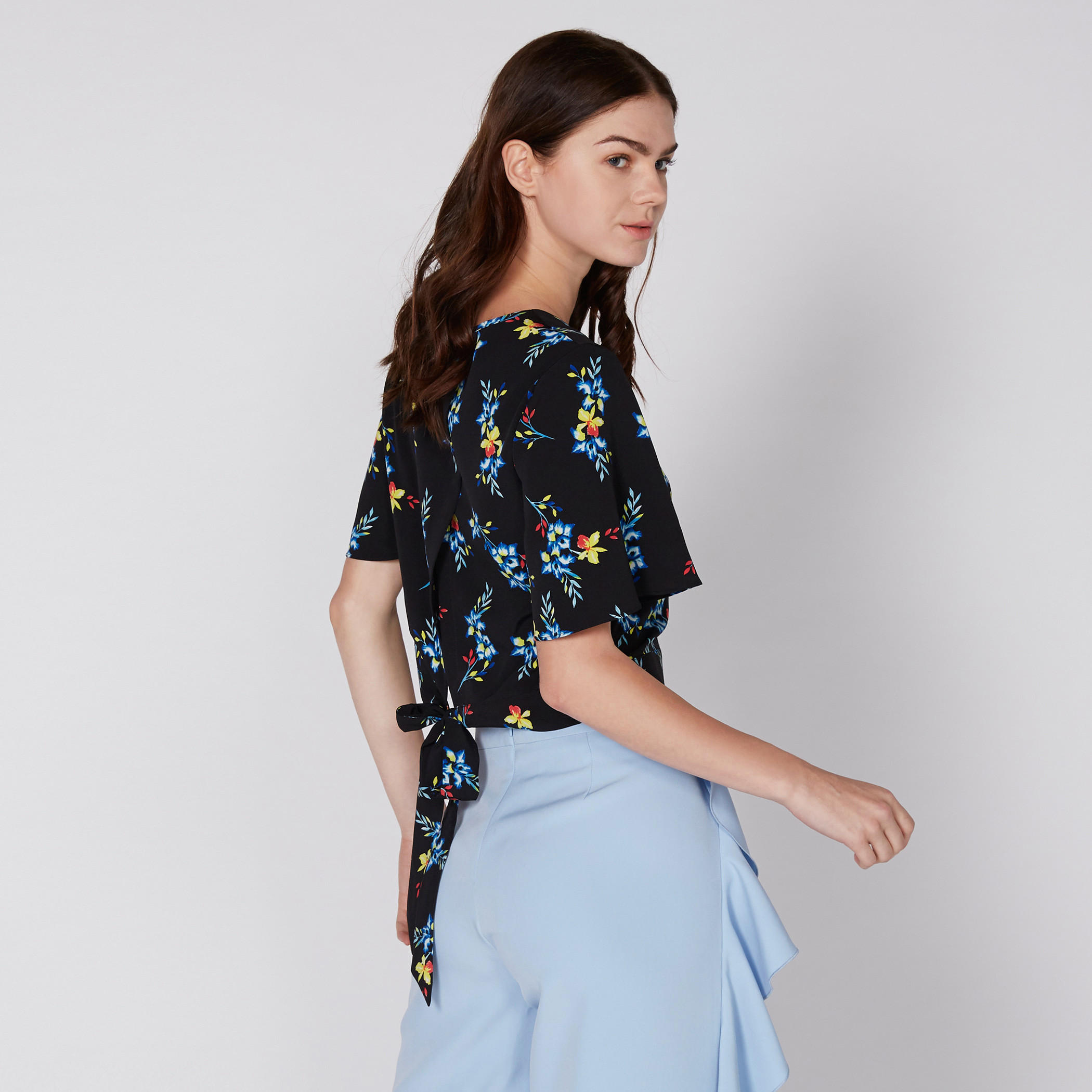 بلوزة قصيرة بياقة V ورباط إغلاق مع طبعات-women-clothing-shirtsandblouses-blouses-image-4