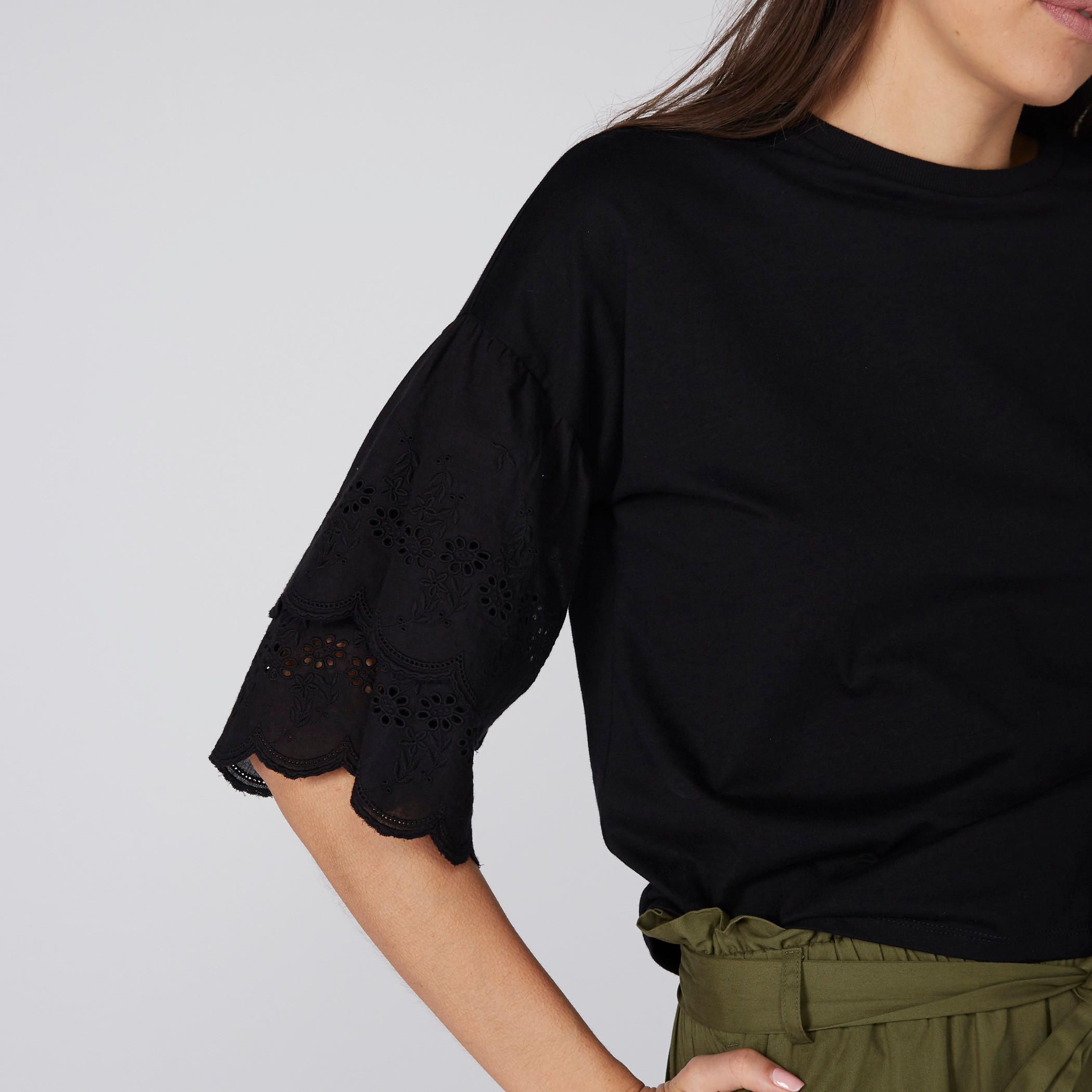 بلوزة بأكمام شيفلي متعددة الطبقات وياقة مستديرة-women-clothing-shirtsandblouses-blouses-image-3