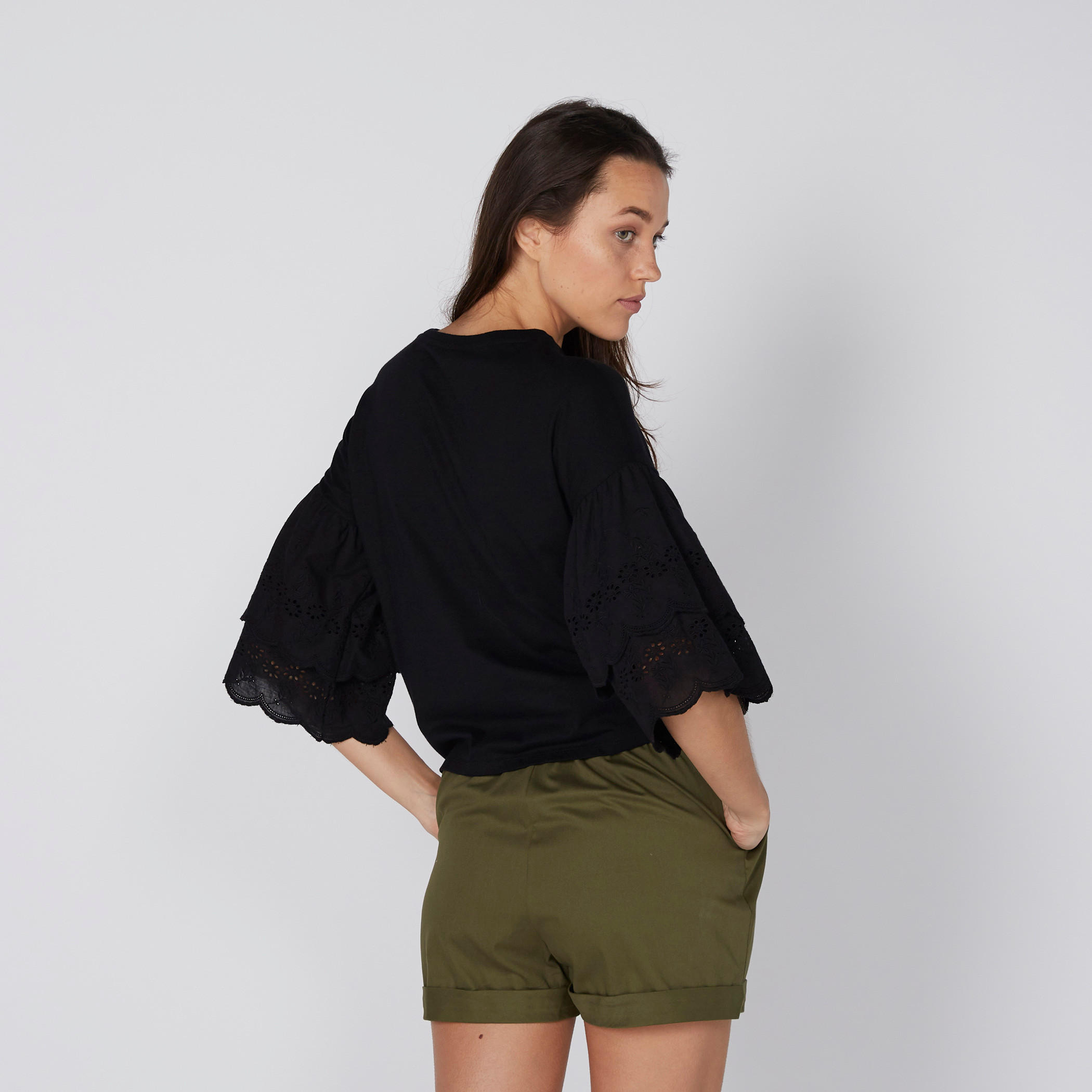بلوزة بأكمام شيفلي متعددة الطبقات وياقة مستديرة-women-clothing-shirtsandblouses-blouses-image-4