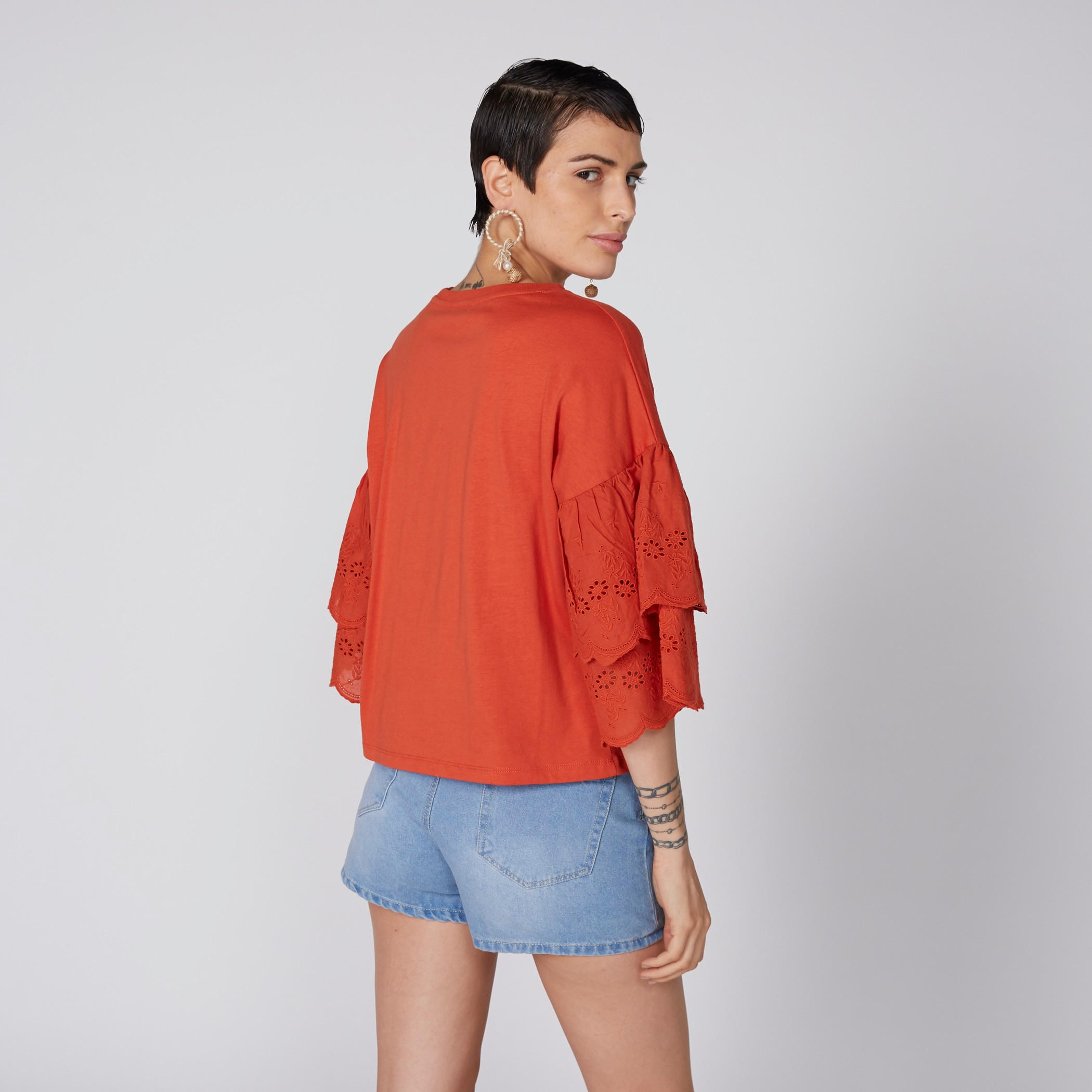 بلوزة بياقة مستديرة وتفاصيل شيفلي وأكمام متعددة الطبقات-women-clothing-shirtsandblouses-blouses-image-1