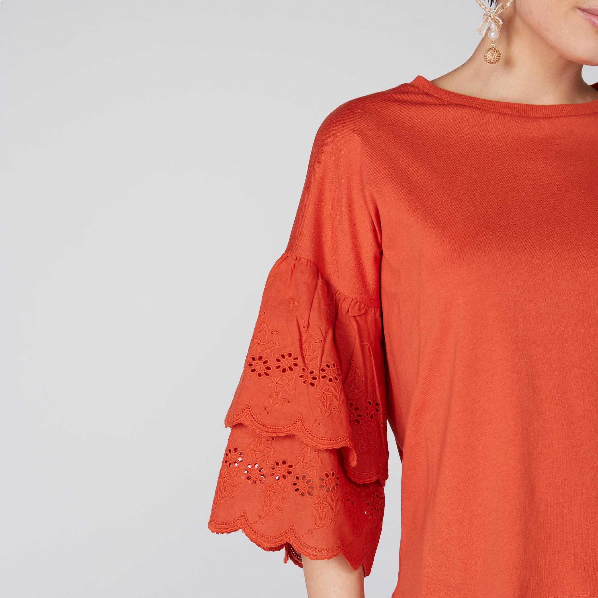 بلوزة بياقة مستديرة وتفاصيل شيفلي وأكمام متعددة الطبقات-women-clothing-shirtsandblouses-blouses-image-2