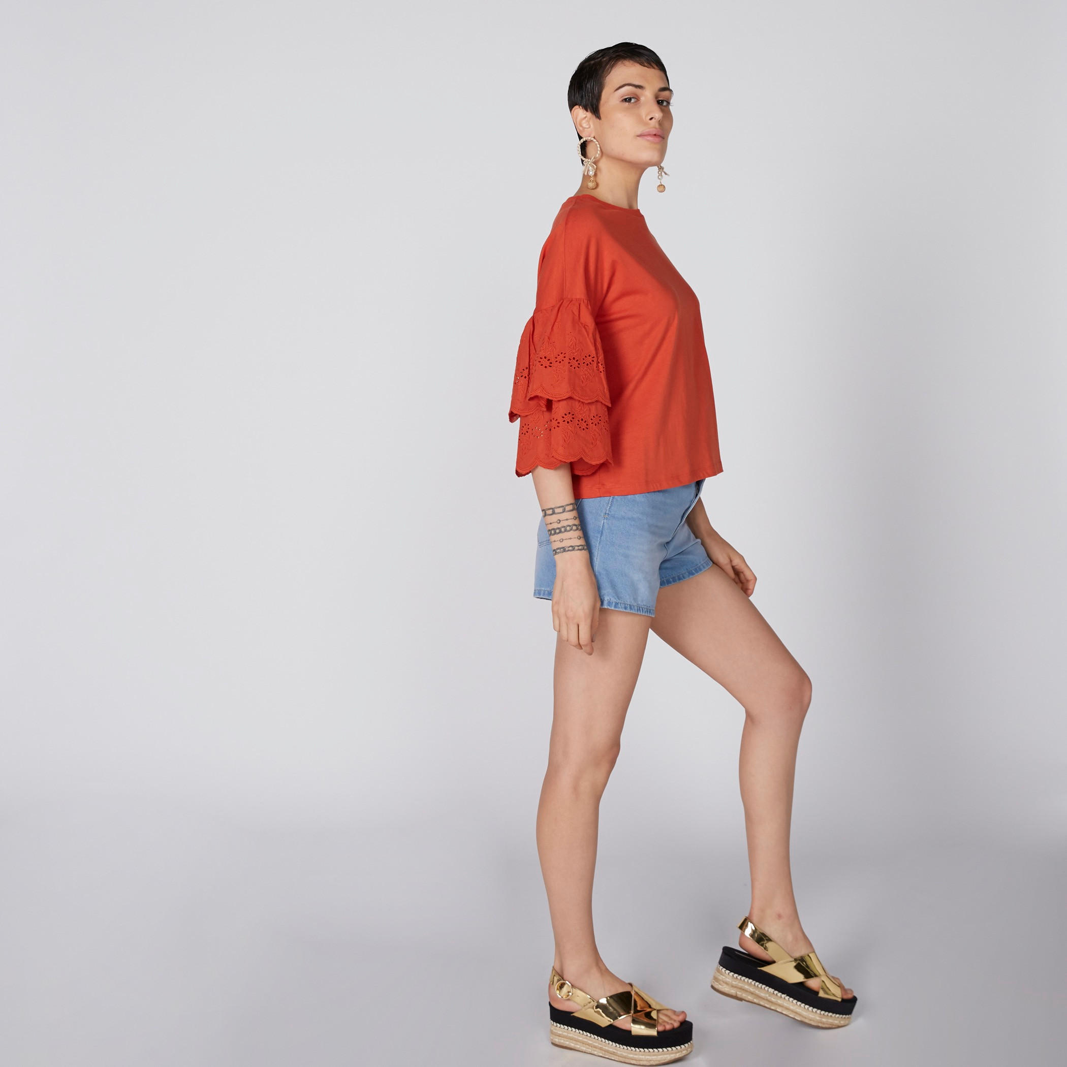 بلوزة بياقة مستديرة وتفاصيل شيفلي وأكمام متعددة الطبقات-women-clothing-shirtsandblouses-blouses-image-4