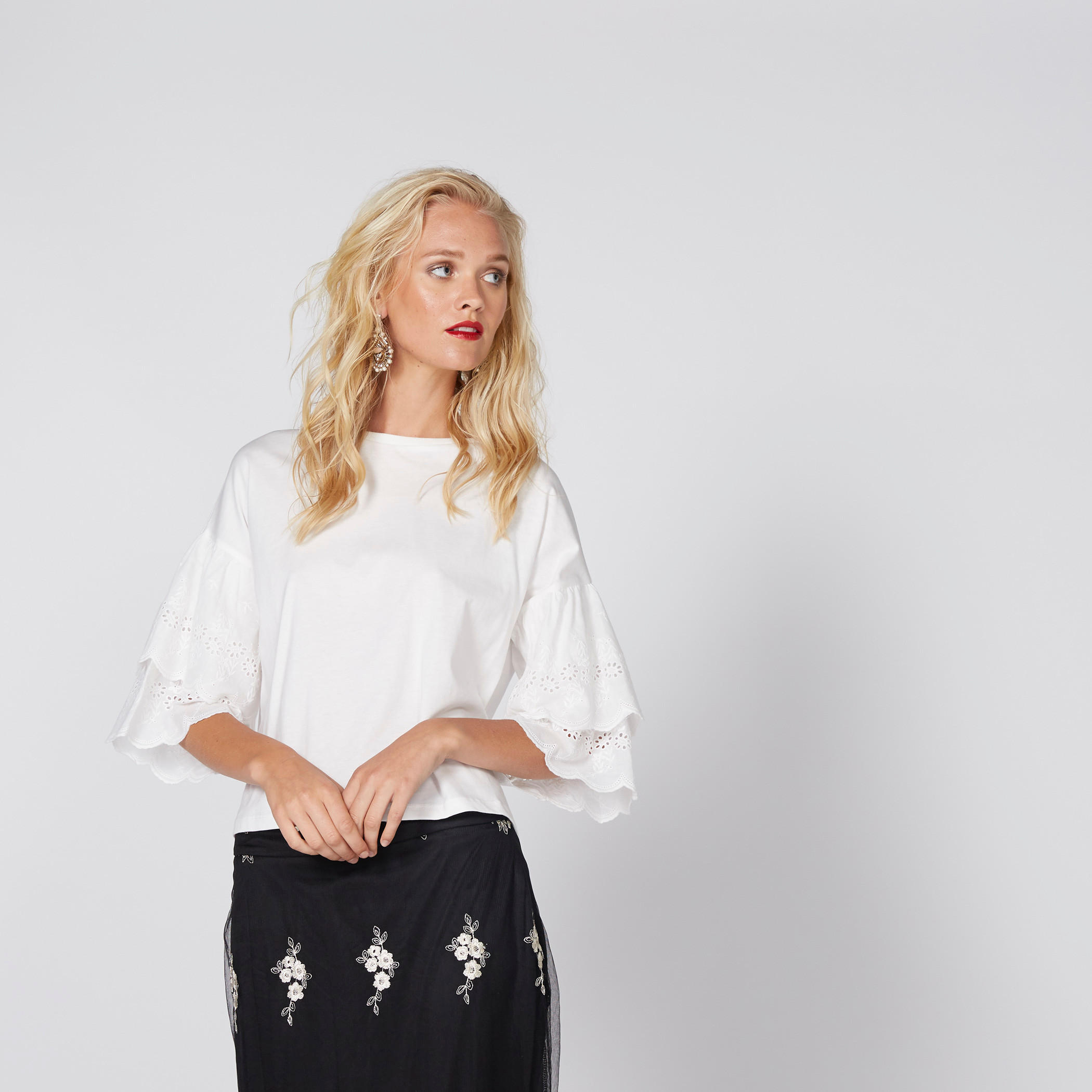 بلوزة شيفلي قصيرة بياقة مستديرة وتفاصيل كشكش-women-clothing-shirtsandblouses-blouses-image-1
