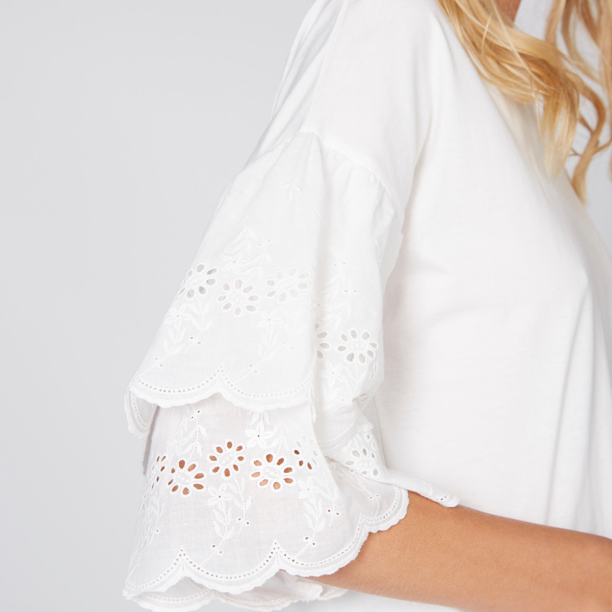 بلوزة شيفلي قصيرة بياقة مستديرة وتفاصيل كشكش-women-clothing-shirtsandblouses-blouses-image-3