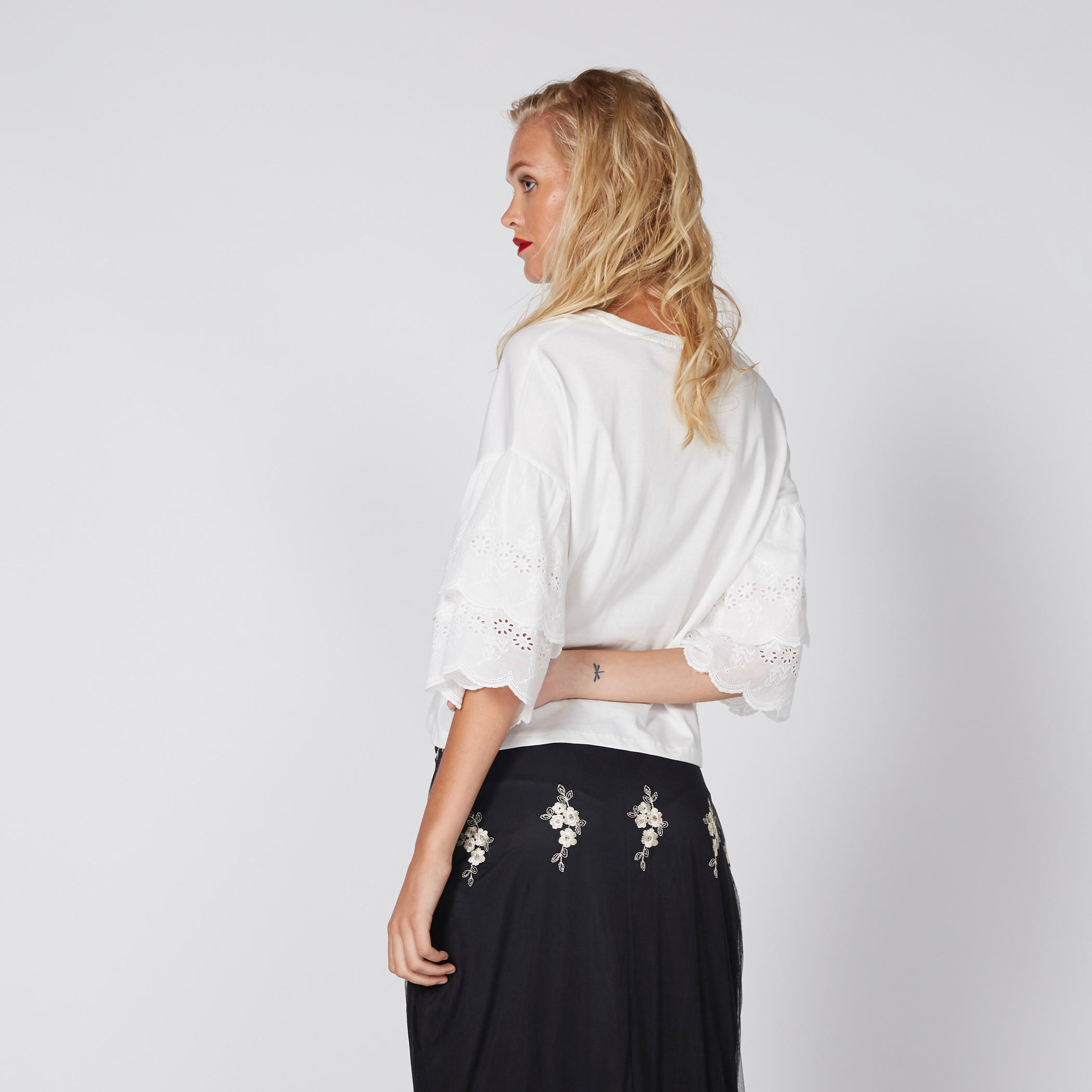 بلوزة شيفلي قصيرة بياقة مستديرة وتفاصيل كشكش-women-clothing-shirtsandblouses-blouses-image-4