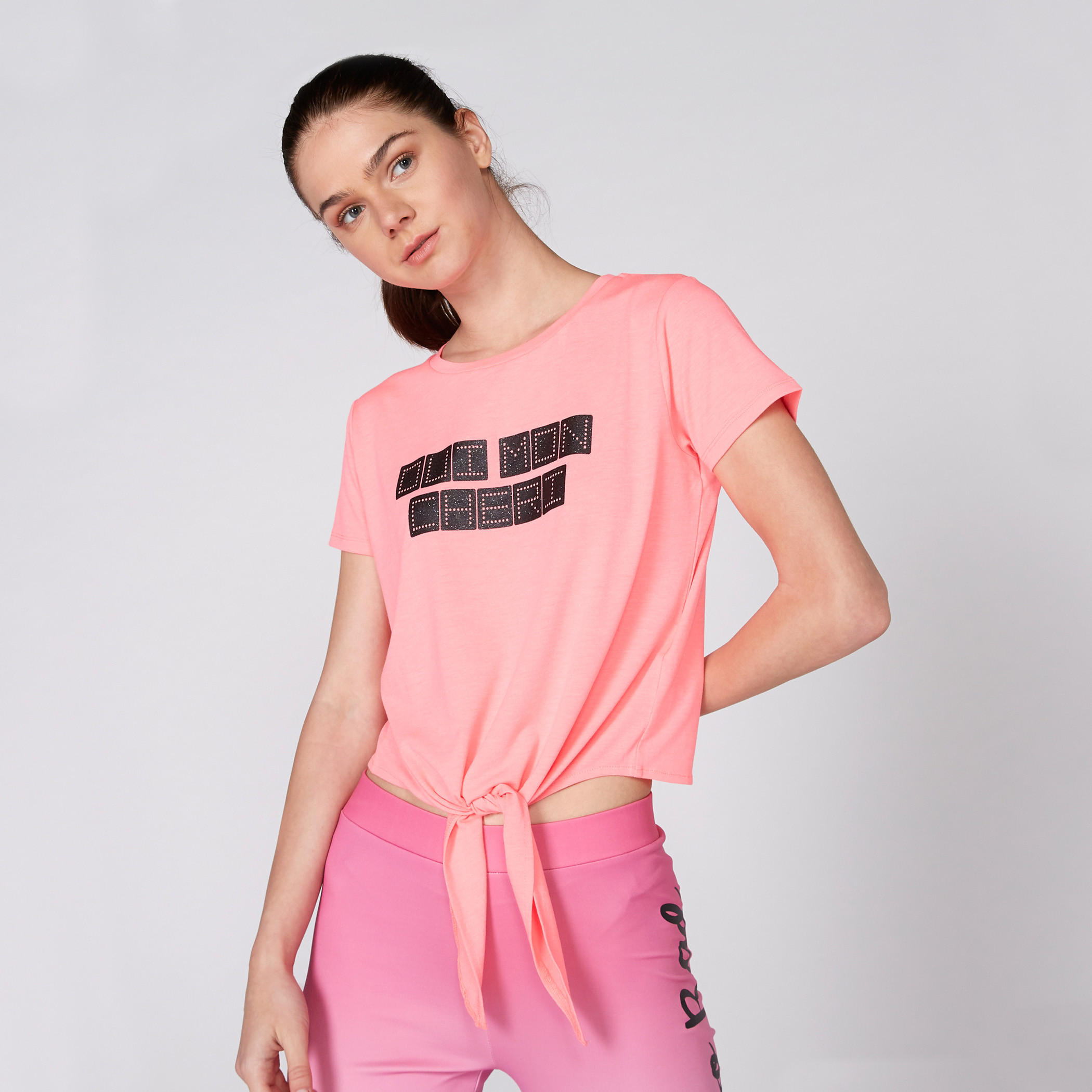 تيشيرت بياقة مستديرة مزيّن بعقدة أمامية مع طبعات-women-clothing-tshirts-image-4