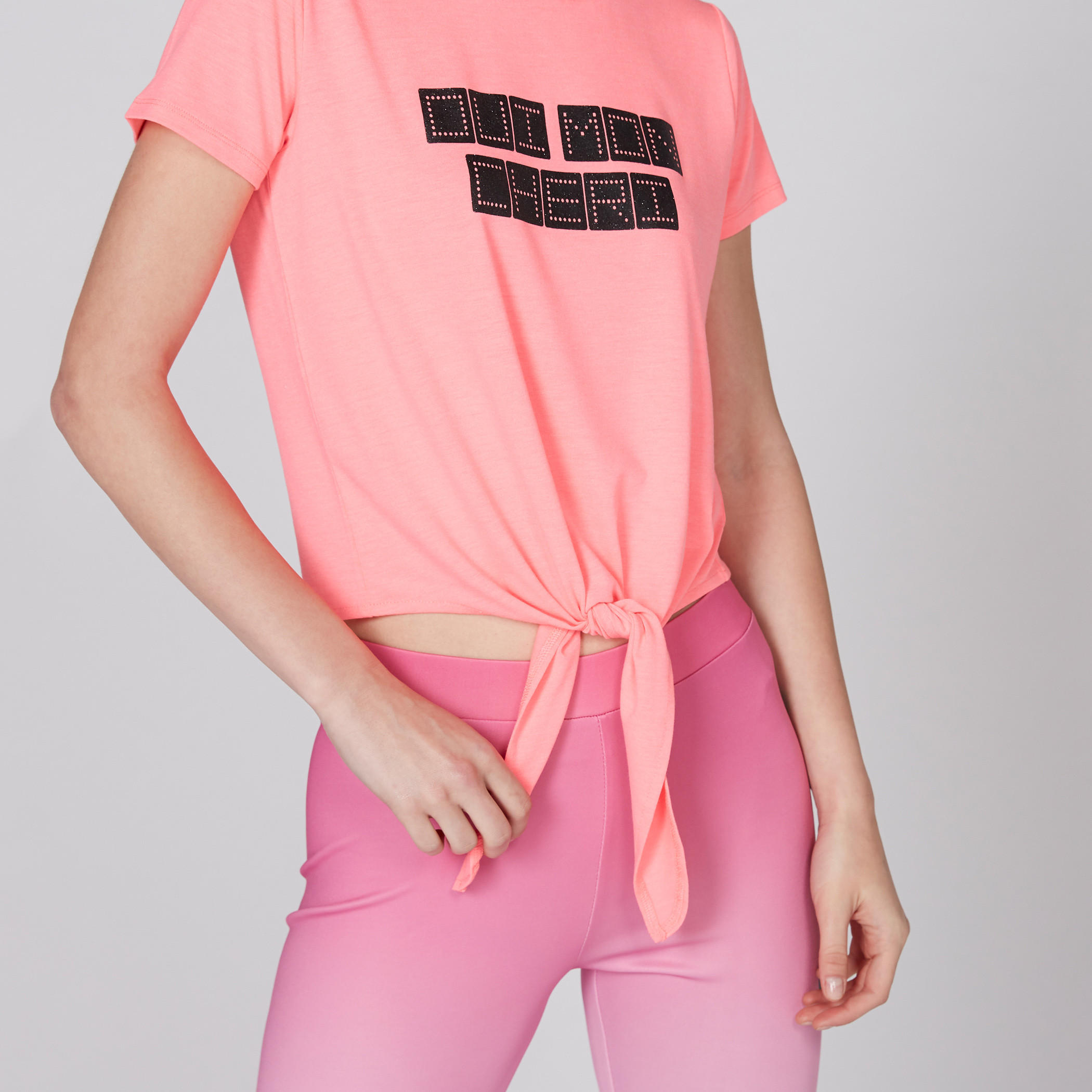تيشيرت بياقة مستديرة مزيّن بعقدة أمامية مع طبعات-women-clothing-tshirts-image-3