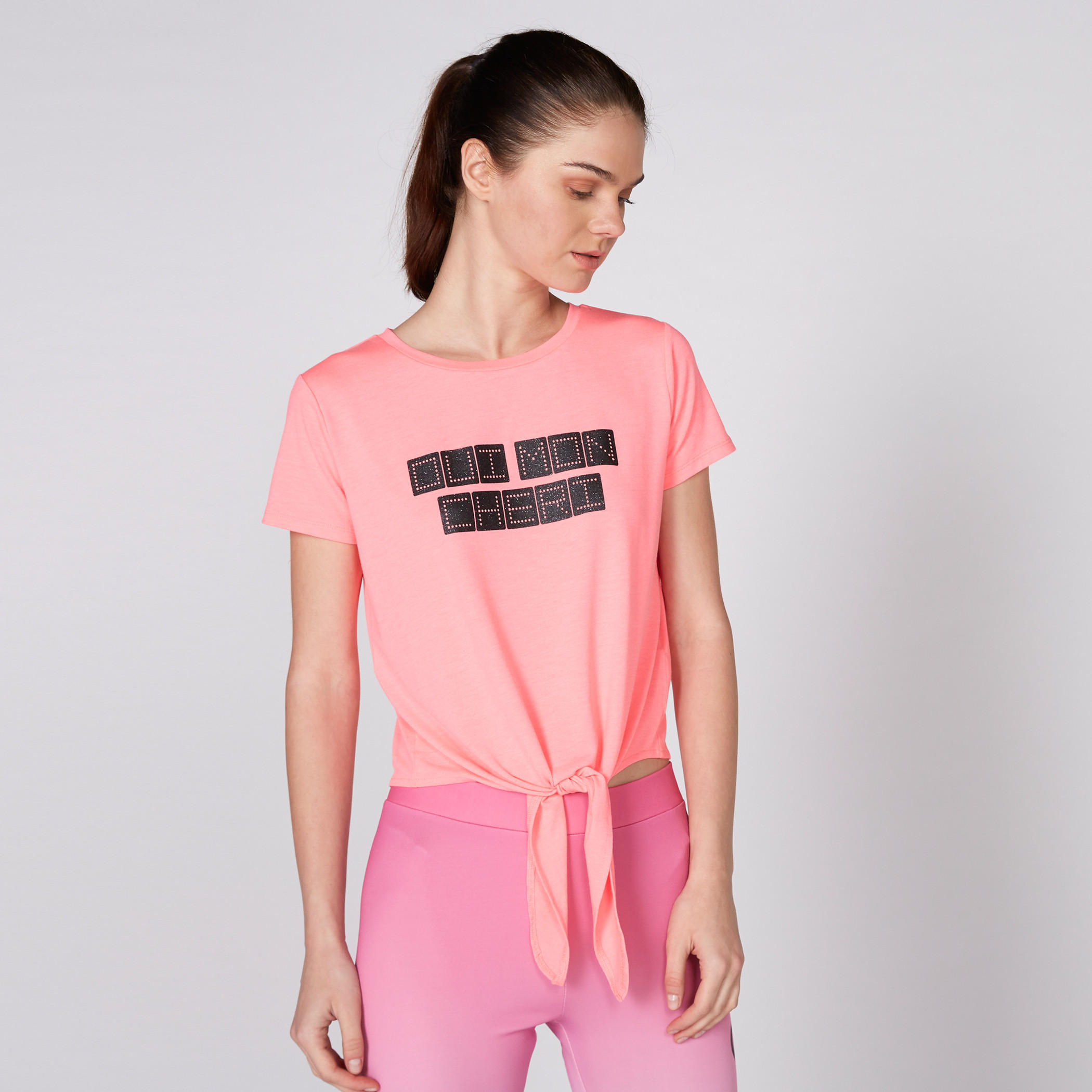 تيشيرت بياقة مستديرة مزيّن بعقدة أمامية مع طبعات-women-clothing-tshirts-image-2