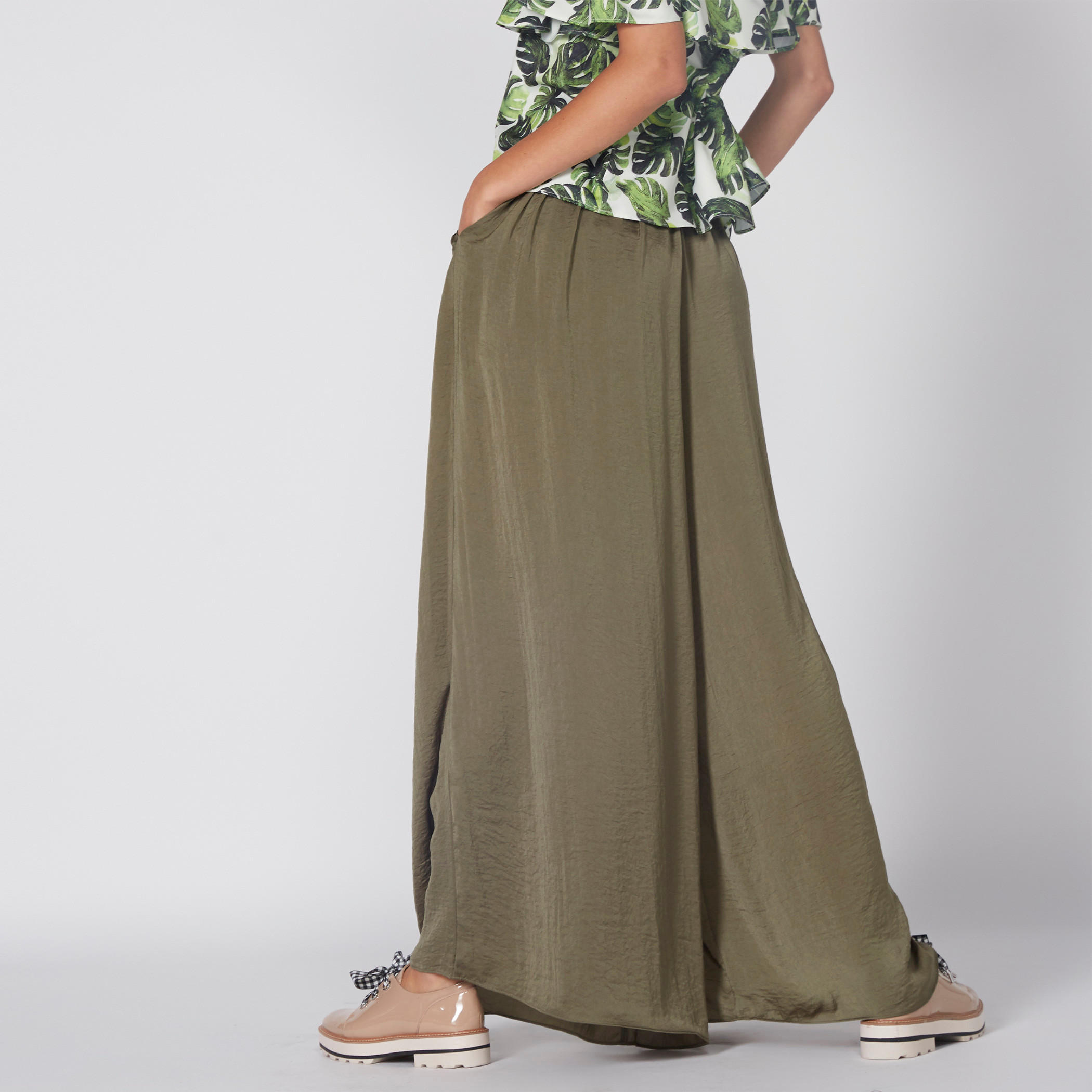 بنطال بالازو طويل بخصر مطّاطي وجيوب-women-clothing-bottoms-trousers-image-4