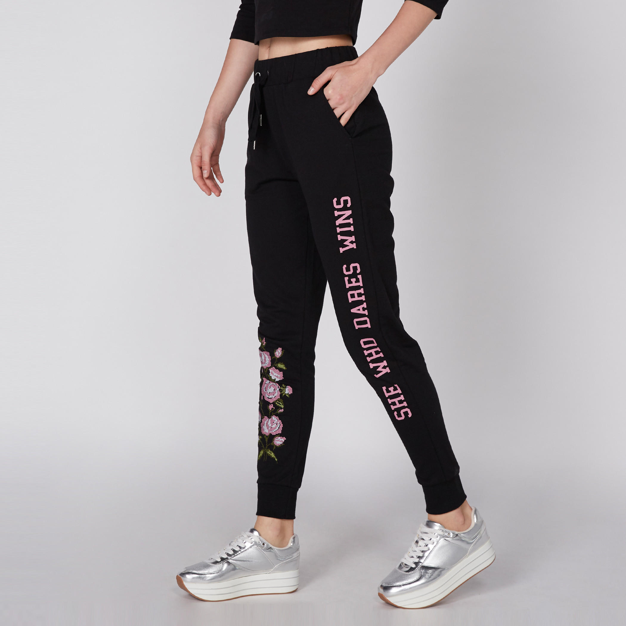 بنطال رياضي طويل بخصر مطّاطي وطبعات-women-clothing-bottoms-joggers-image-2