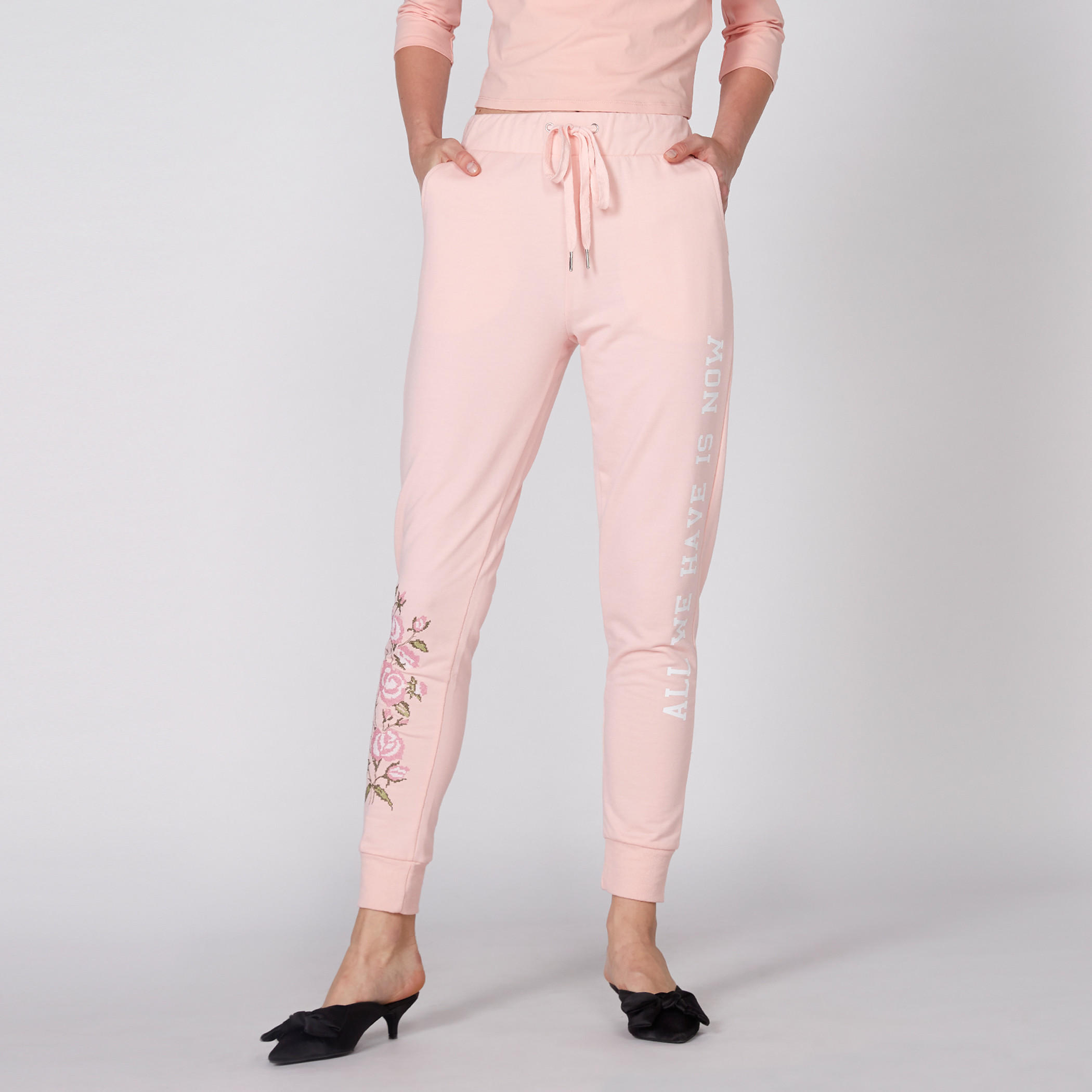 بنطال رياضي طويل بخصر مطاطّي وطبعات-women-clothing-bottoms-joggers-image-1