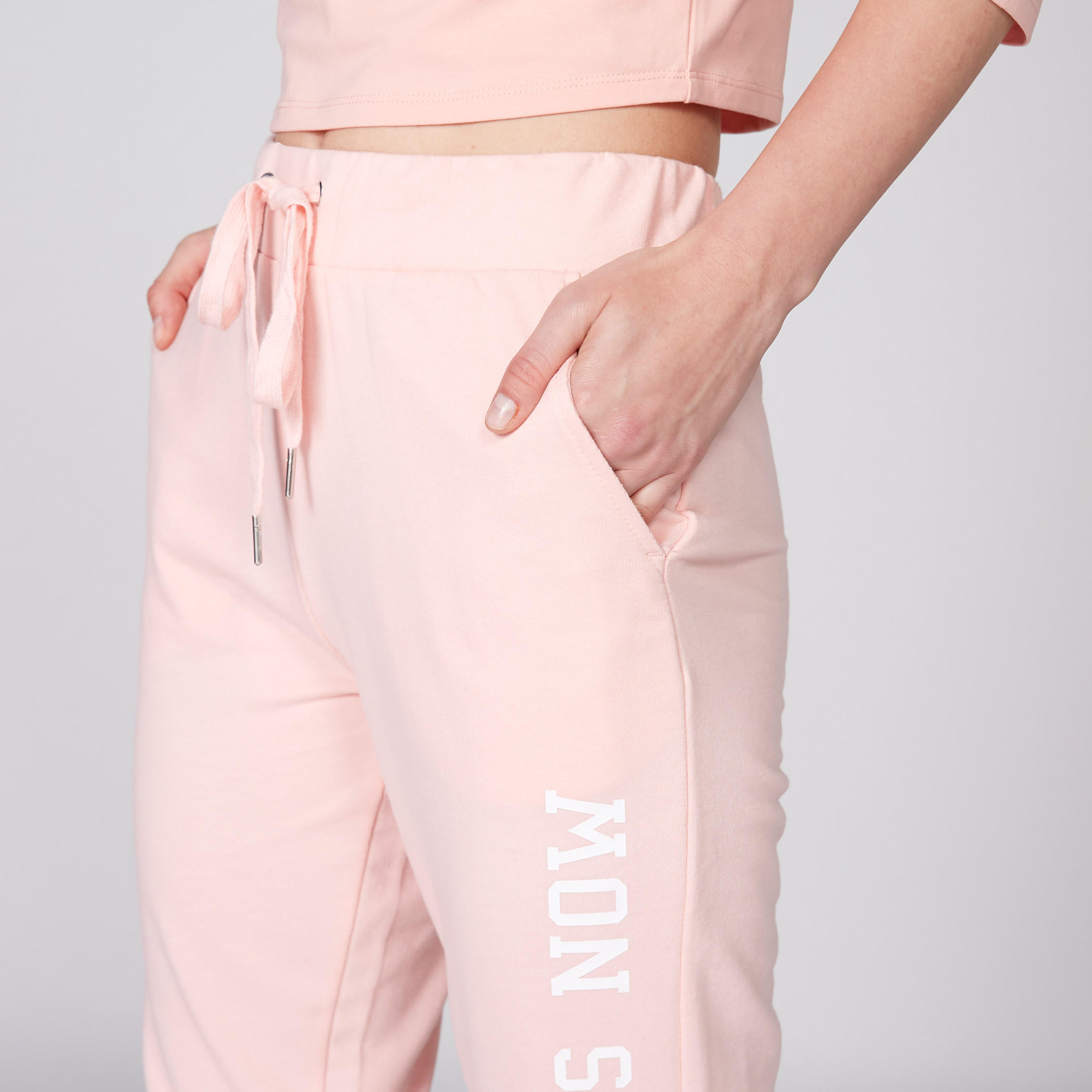 بنطال رياضي طويل بخصر مطاطّي وطبعات-women-clothing-bottoms-joggers-image-3