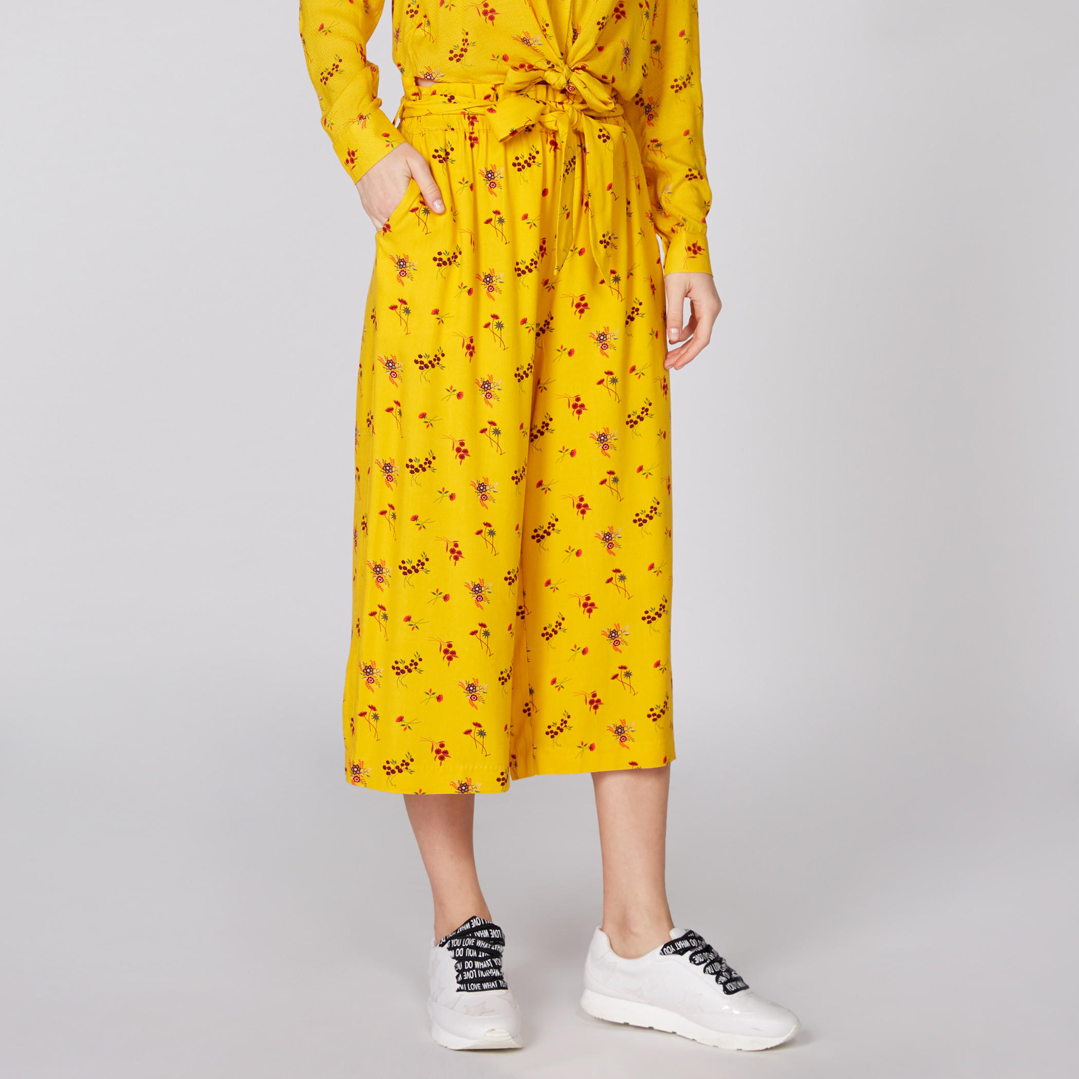 بنطال واسع الساقين بخصر مطّاطي وجيوب مع طبعات-women-clothing-bottoms-trousers-image-1