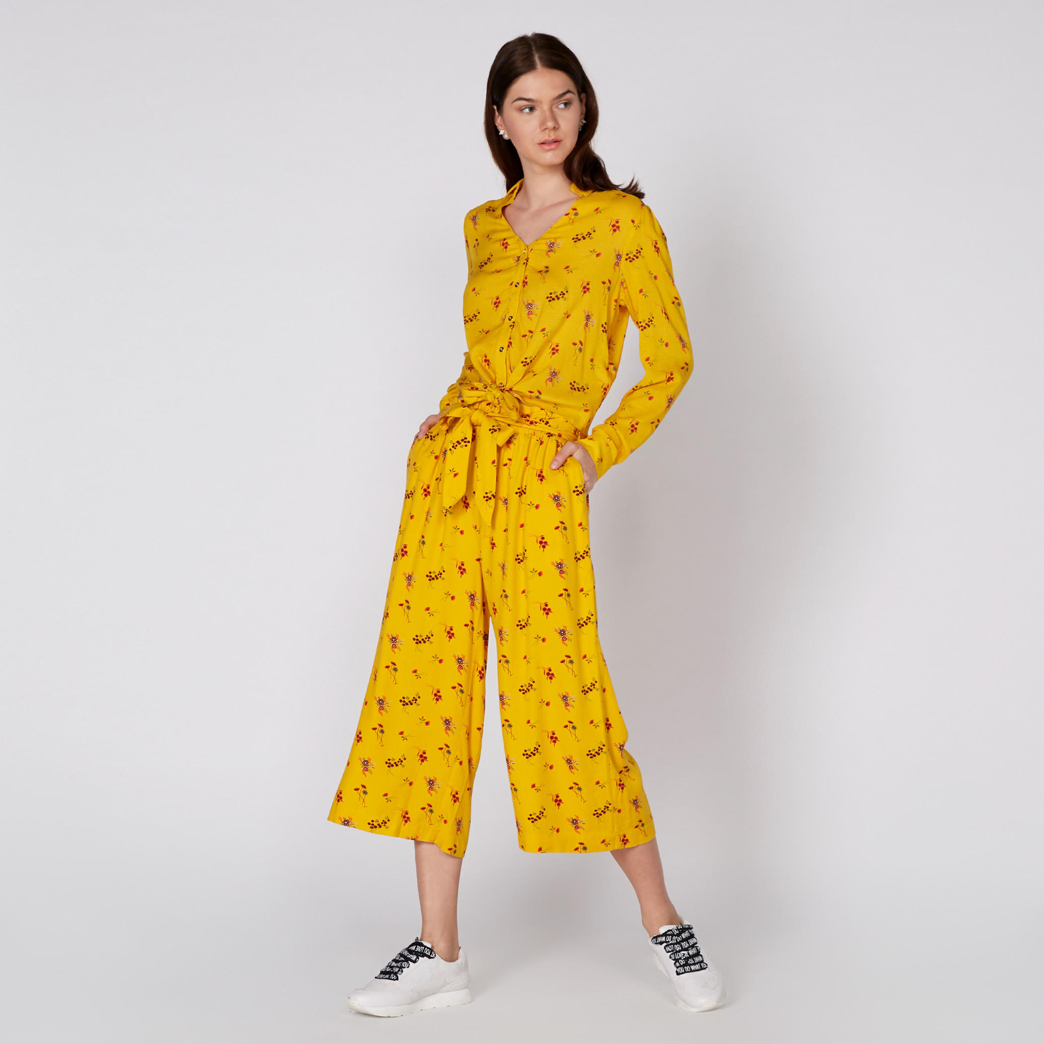 بنطال واسع الساقين بخصر مطّاطي وجيوب مع طبعات-women-clothing-bottoms-trousers-image-2
