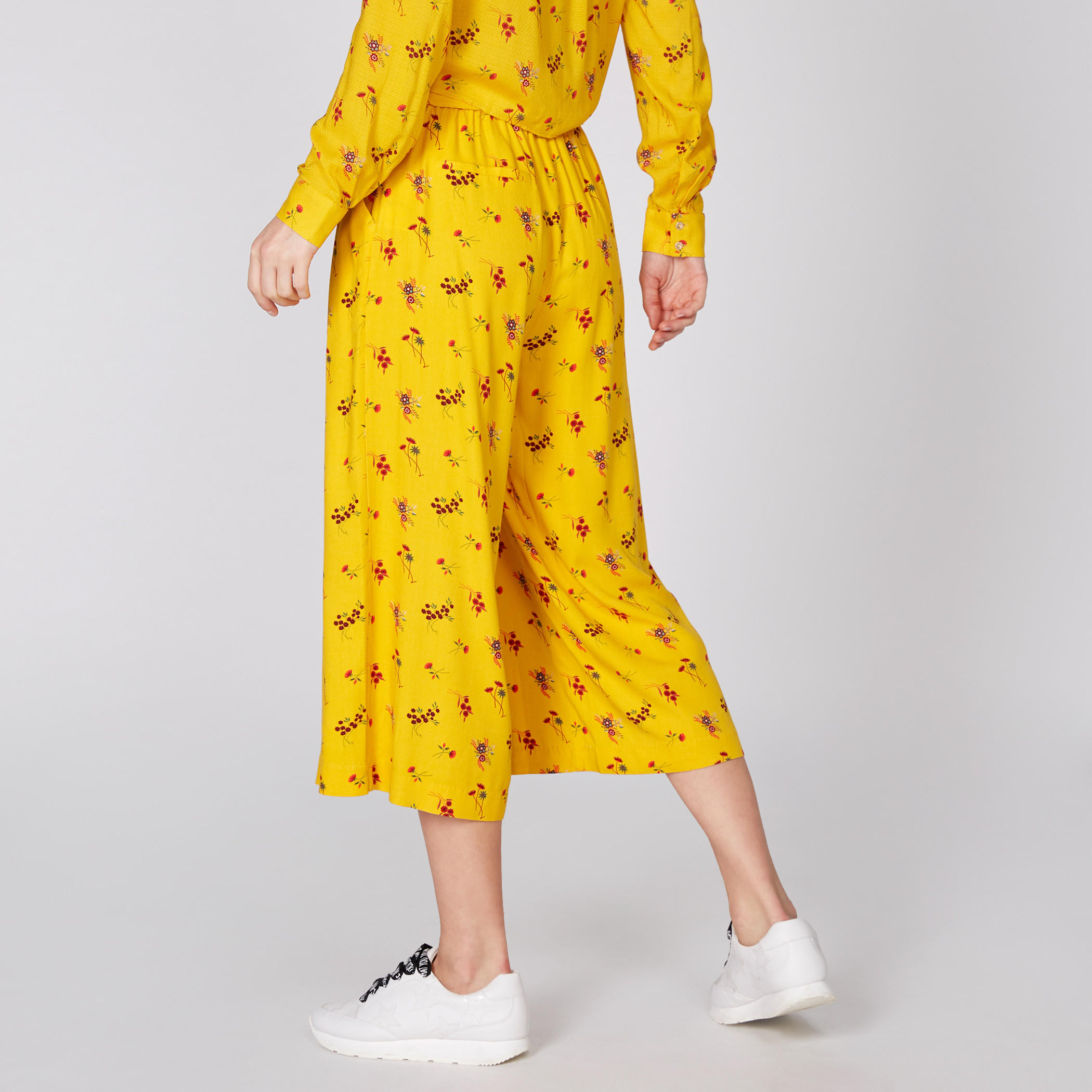 بنطال واسع الساقين بخصر مطّاطي وجيوب مع طبعات-women-clothing-bottoms-trousers-image-4